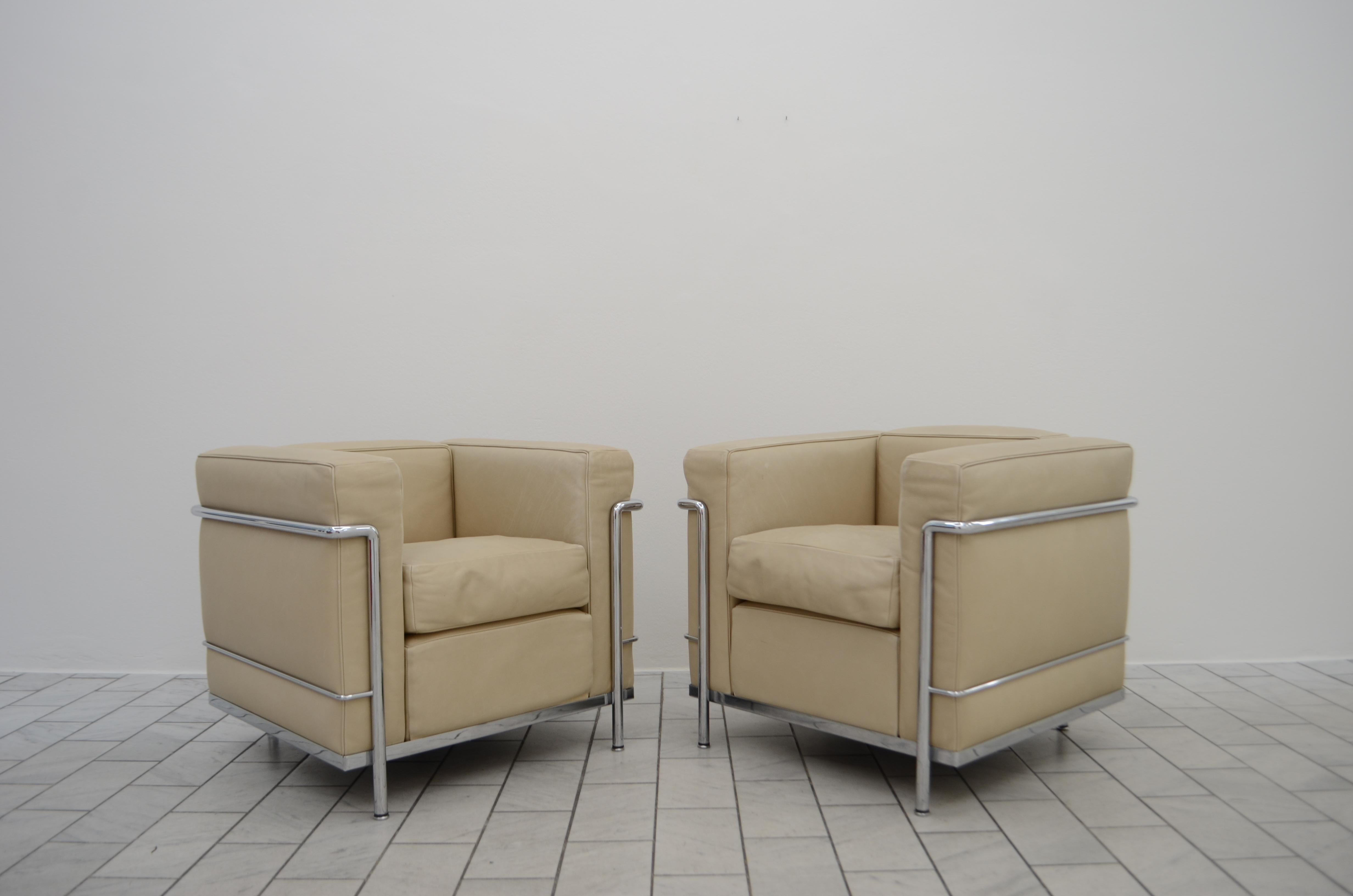 Ce fauteuil LC2 dans la plus haute exclusivité  en cuir de qualité a été conçue par Le Corbusier et produite par Cassina. 
Il est doté d'un cadre en acier chromé. 
Objet classique du Bauhaus en bon état Vintage By.
Qualité du cuir Naturale