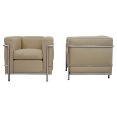 Fauteuil Le Corbusier LC2 Naturale Z en cuir écru sable de Cassina, lot de 2