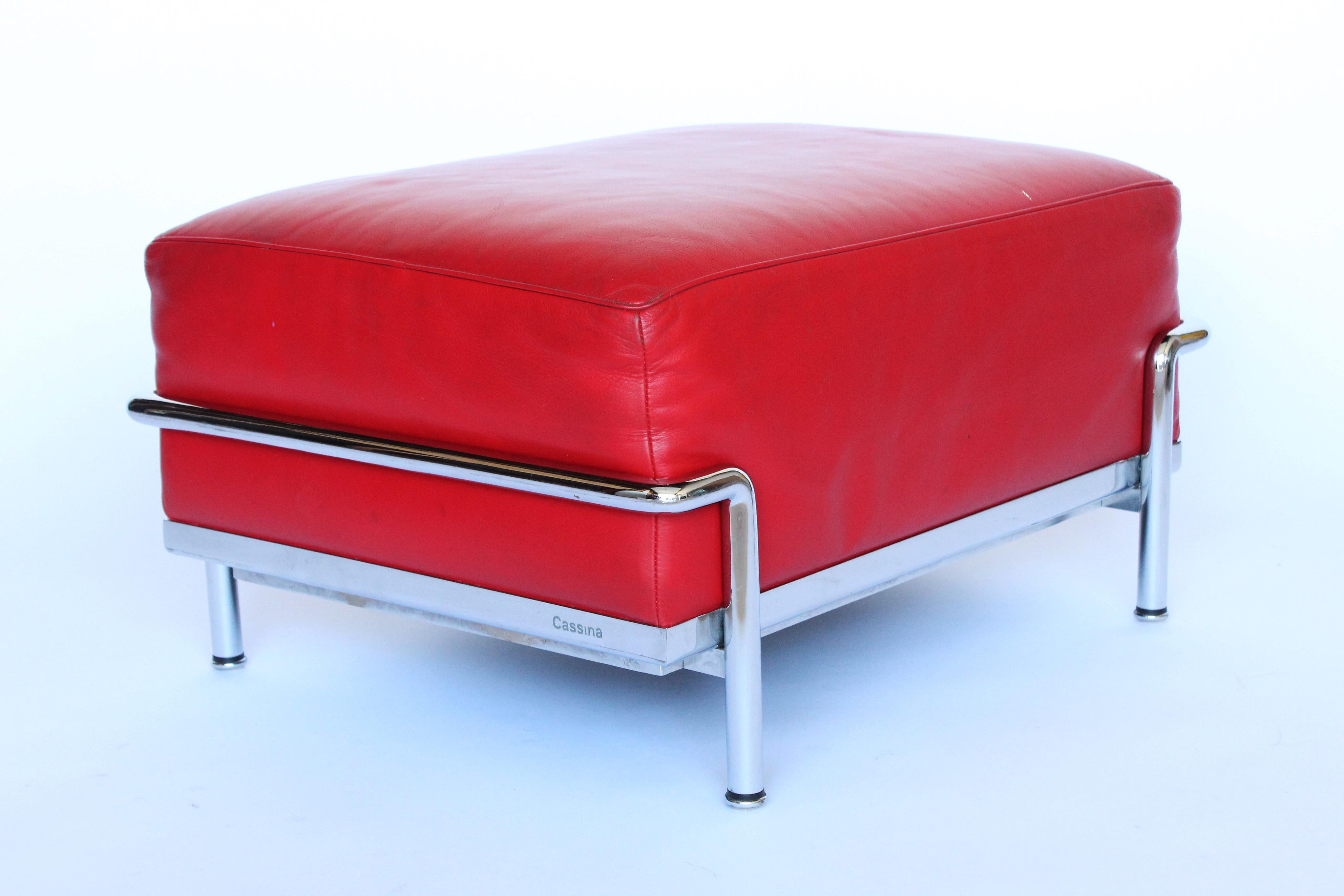 Pouf LC2 conçu par Le Corbusier et produit par Cassina dans les années 1970 Il se caractérise par une structure en tube d'acier chromé. La marque gravée est visible sur un tube d'acier chromé comme sur la photo. Usure conforme à l'âge et à