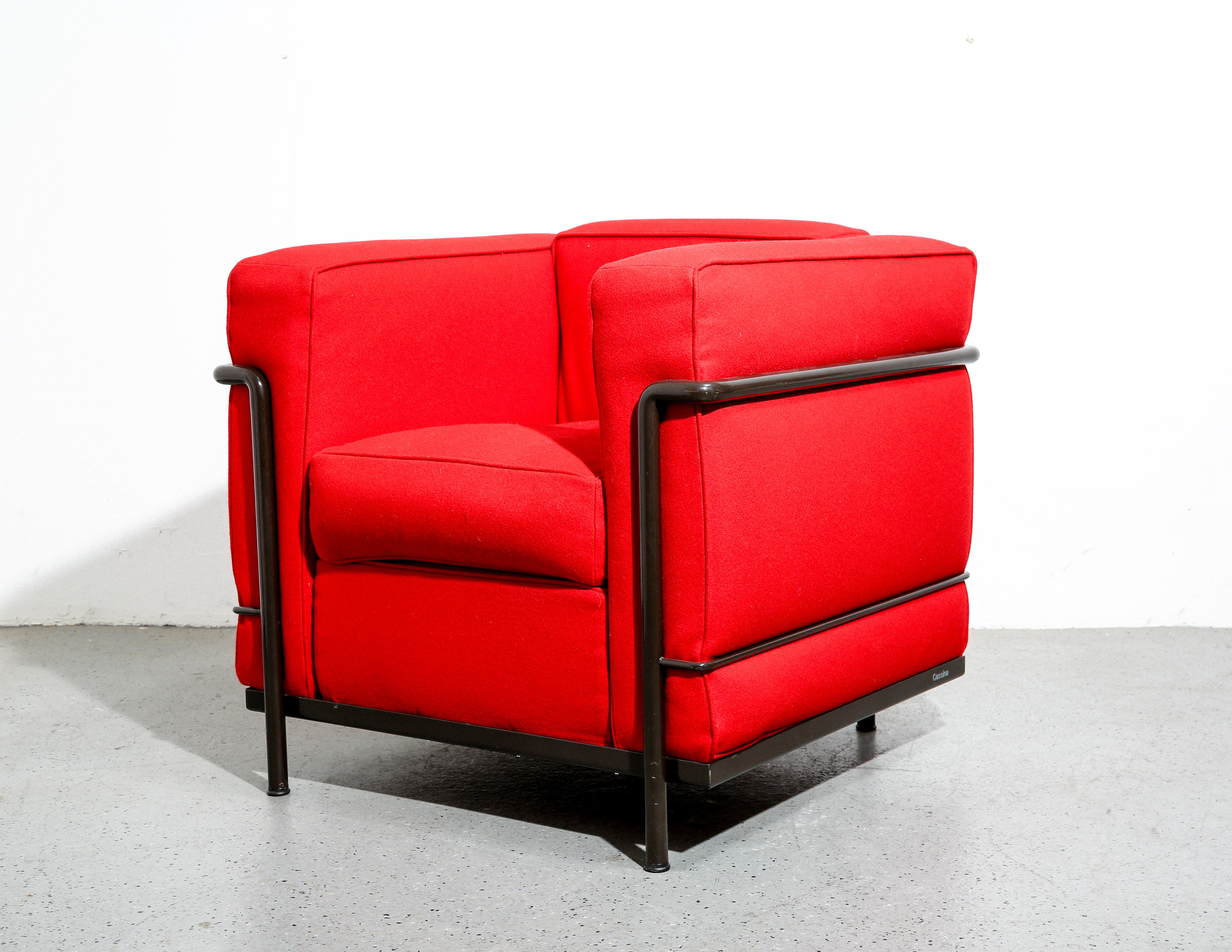 La chaise Le Corbusier LC2, produite par Cassina, est un meuble emblématique qui illustre les principes de conception moderniste de son célèbre architecte-designer, Le Corbusier. Conçue à l'origine dans les années 1920 dans le cadre de la