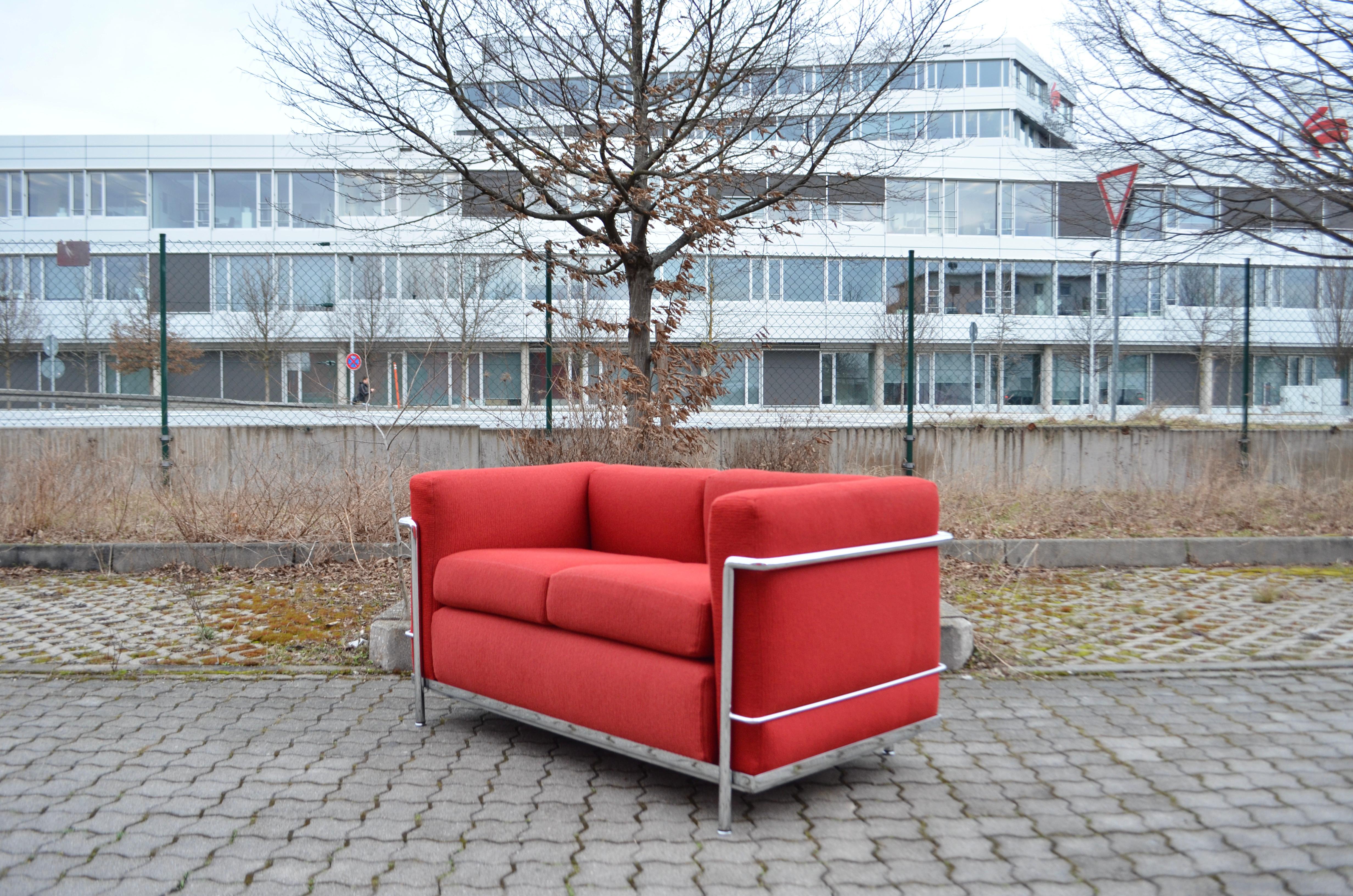 Le Corbusier LC2 Red Sofa by Cassina 1