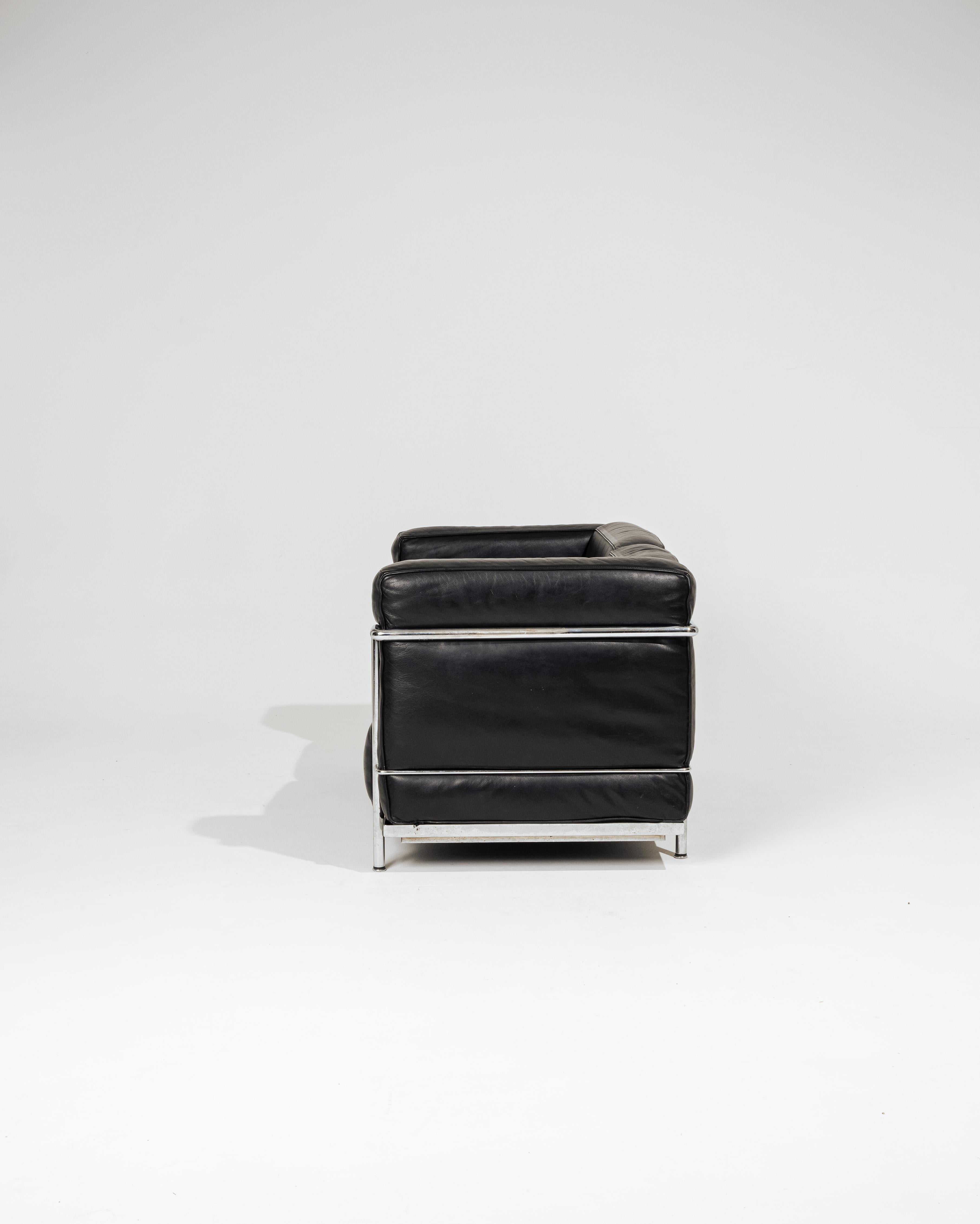 LC2 Sofa von Le Corbusier, Pierre Jeanneret und Charlotte Perriand, herausgegeben von Cassina.
Der LC2, eine Ikone des modernen Designs, wurde 1928 entworfen und bedeutete eine Revolution in der Möbelgeschichte. Seine offene Architektur wird durch