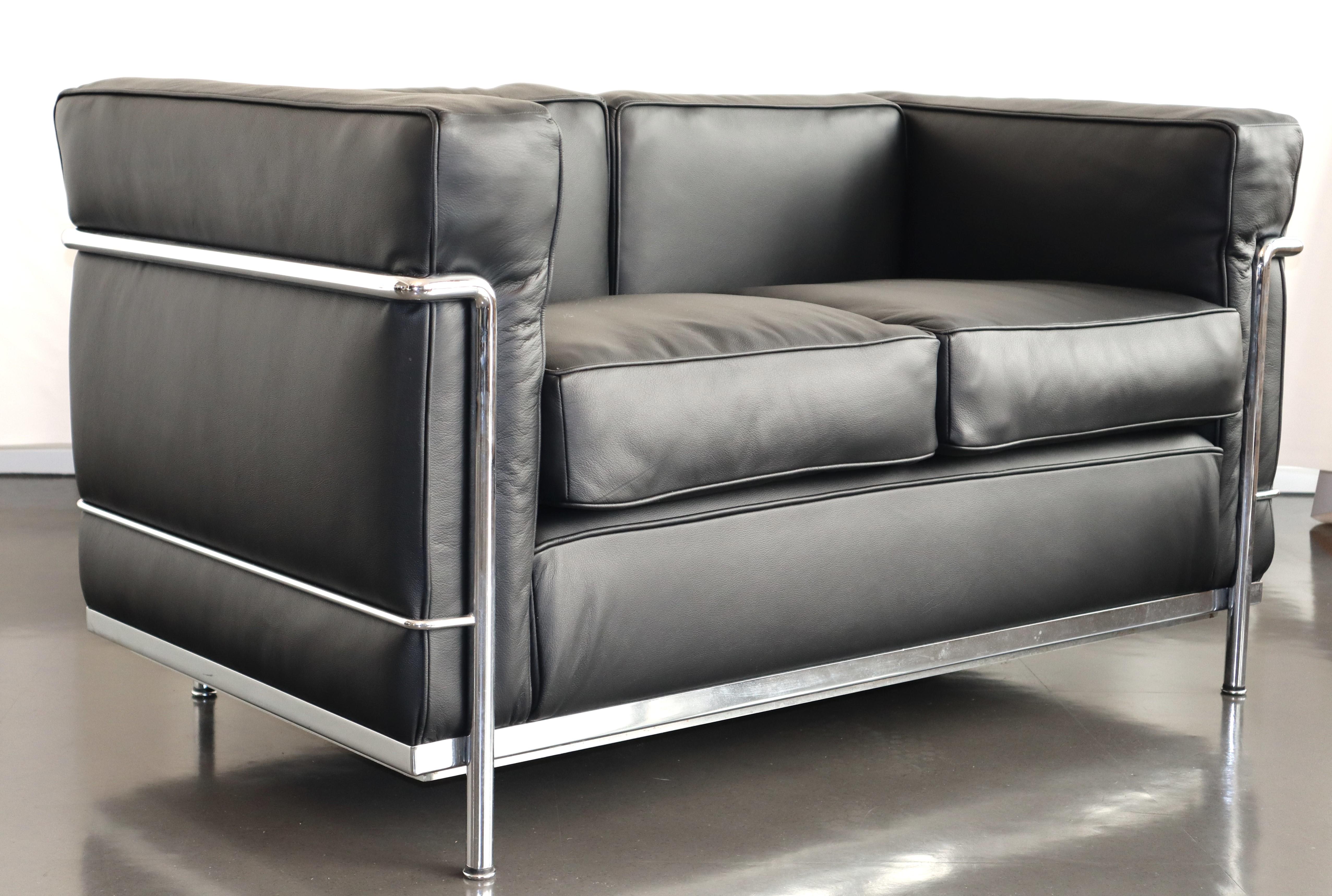 L'iconico divano a due posti Le Corbusier LC2 in acciaio cromato e pelle nera. Prodotto in Italia da Cassina. Firmato con numero di serie.

L'LC2 è stato progettato nel 1928 da Le Corbusier, suo cugino e collega Pierre Jeanneret e Charlotte