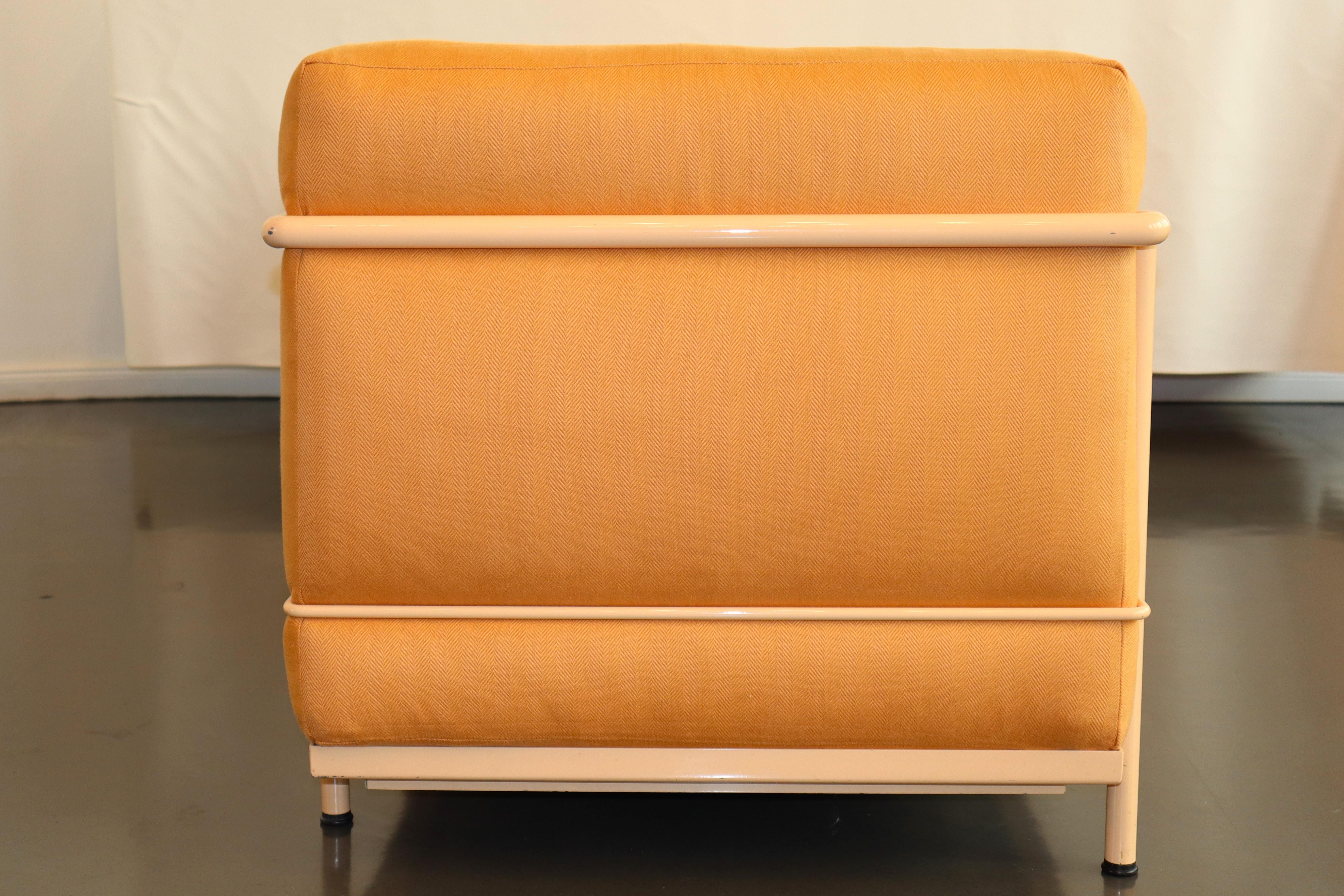 Le Corbusier LC2 Sofa aus Chic Mango-Stoff mit pfirsichfarbenem Stahlrohr, Cassina (Bauhaus) im Angebot