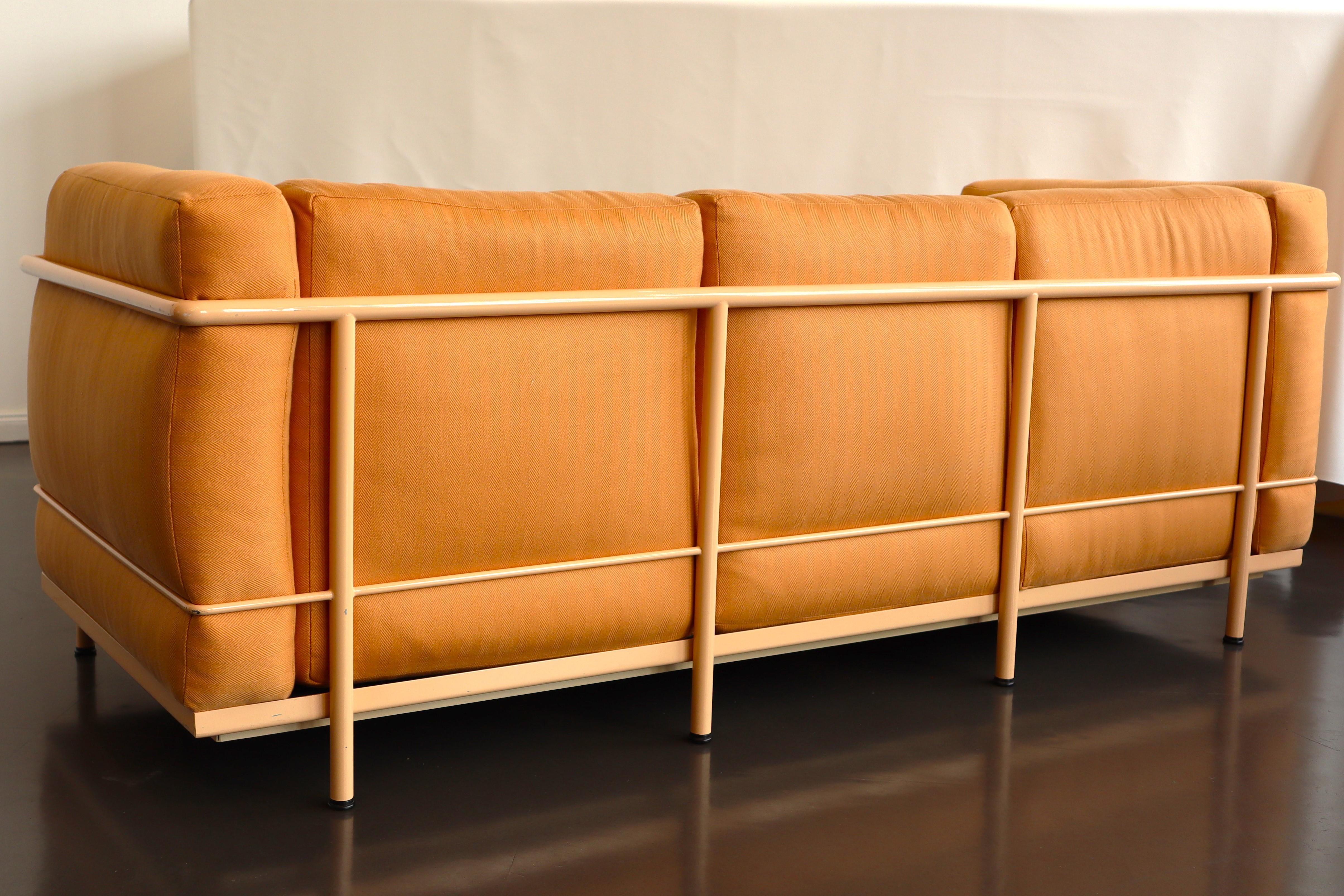 Le Corbusier LC2 Sofa aus Chic Mango-Stoff mit pfirsichfarbenem Stahlrohr, Cassina (Italienisch) im Angebot