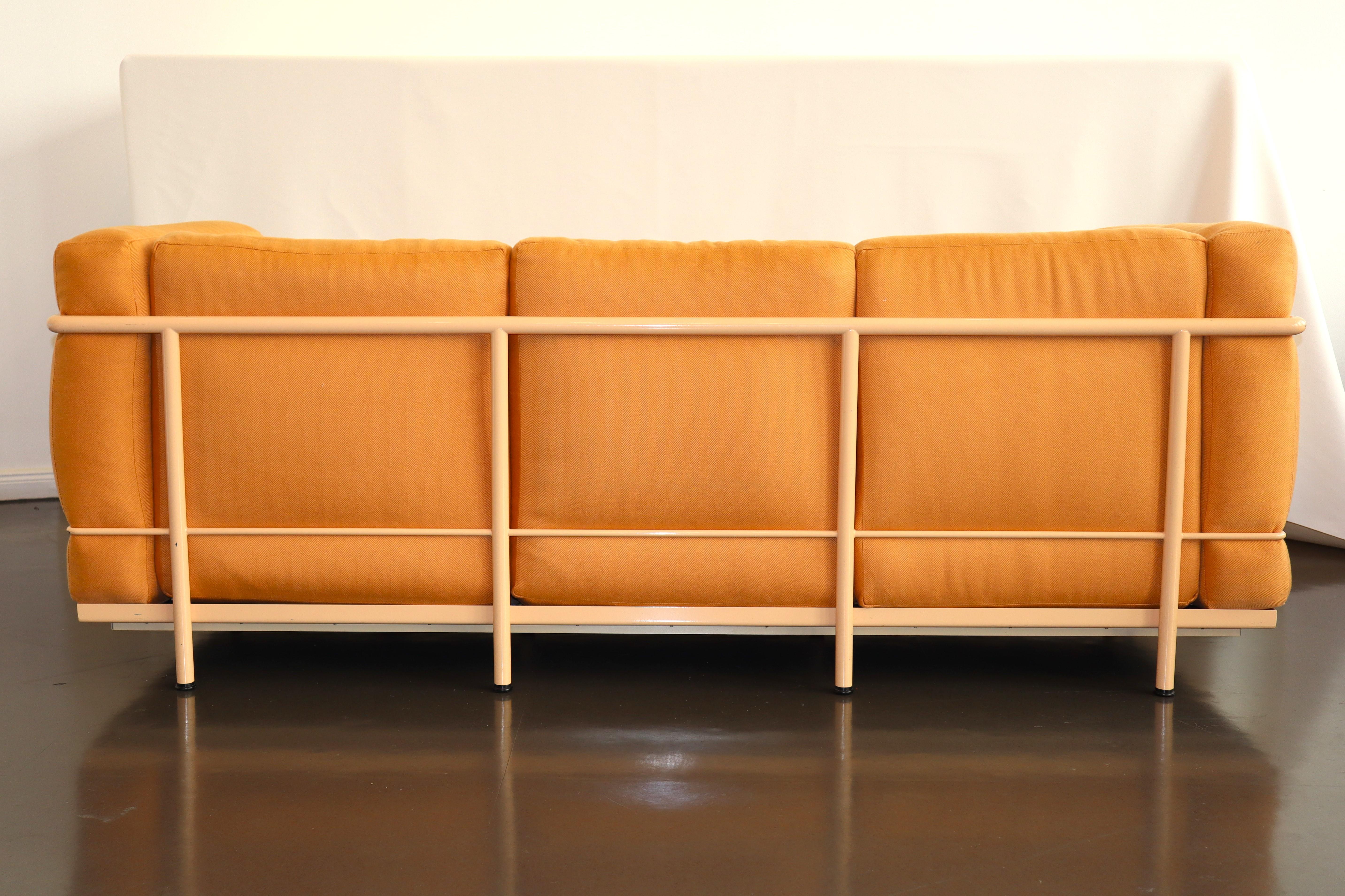 Le Corbusier LC2 Sofa aus Chic Mango-Stoff mit pfirsichfarbenem Stahlrohr, Cassina im Zustand „Gut“ im Angebot in Grand Cayman, KY