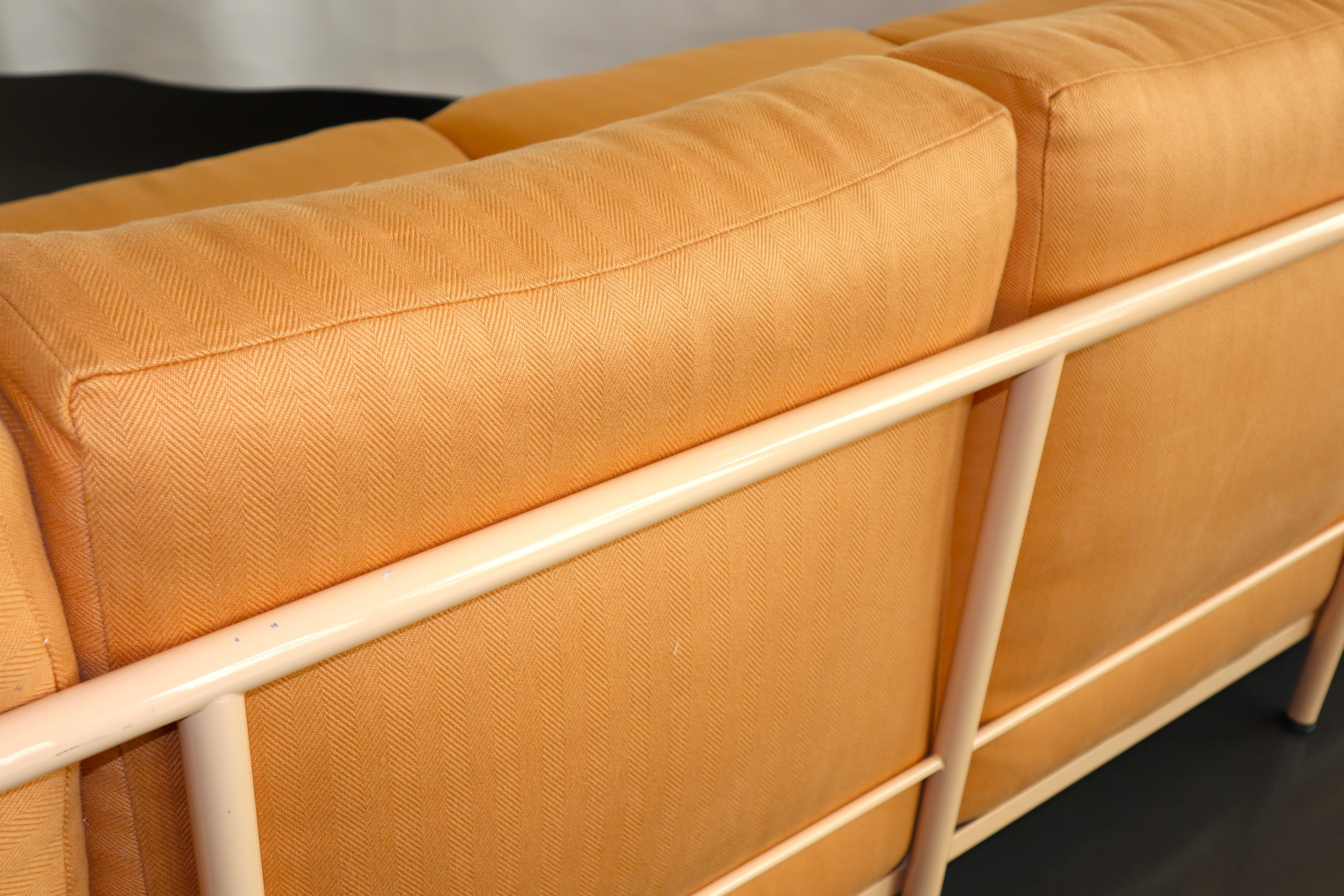 Le Corbusier LC2 Sofa aus Chic Mango-Stoff mit pfirsichfarbenem Stahlrohr, Cassina (20. Jahrhundert) im Angebot