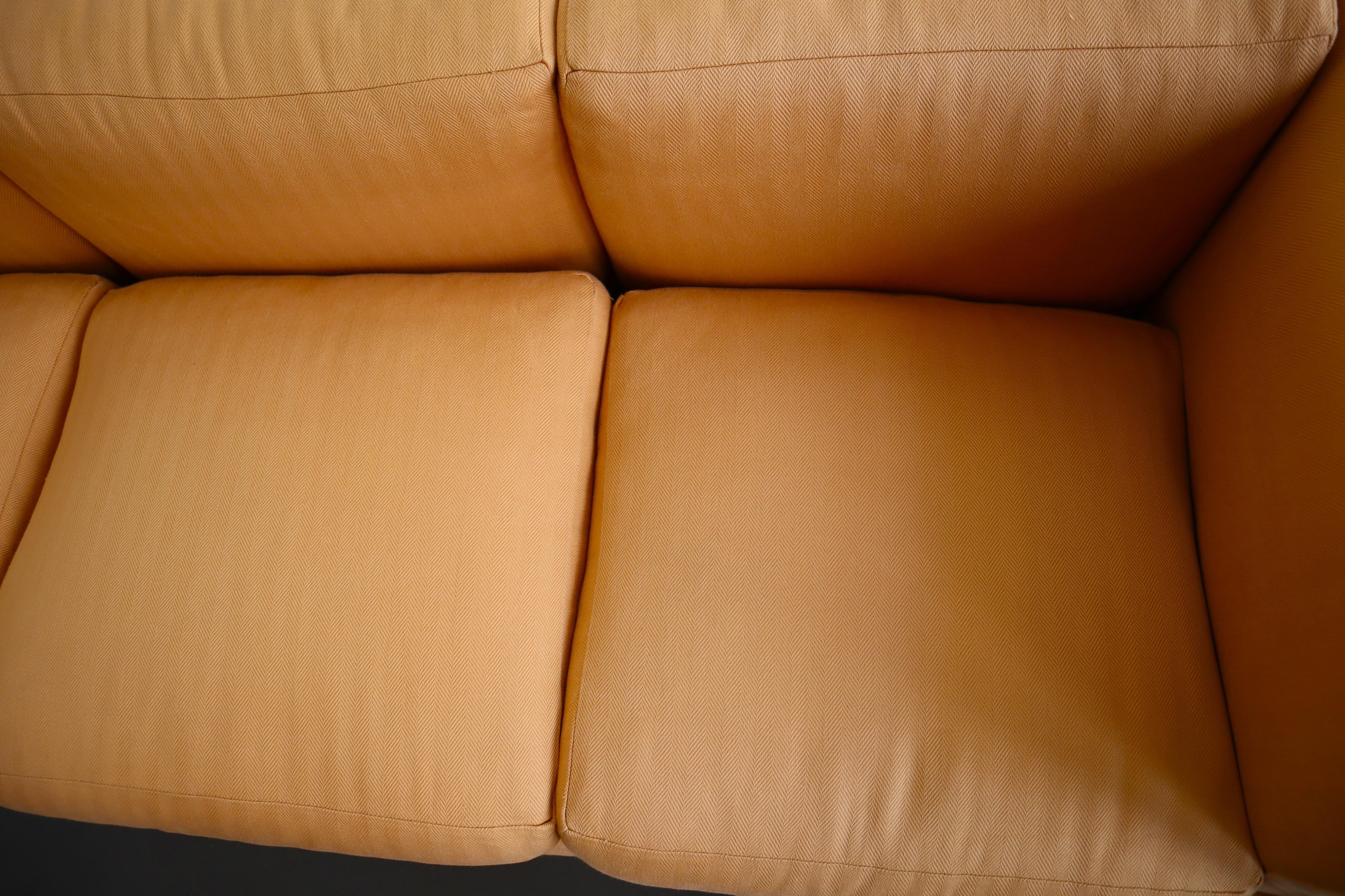 Le Corbusier LC2 Sofa aus Chic Mango-Stoff mit pfirsichfarbenem Stahlrohr, Cassina im Angebot 2