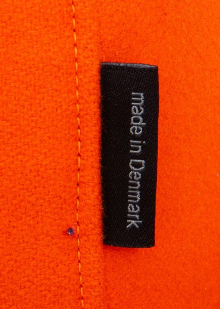 Chaise tapissée orange de style LC2 Le Corbusier en vente 4