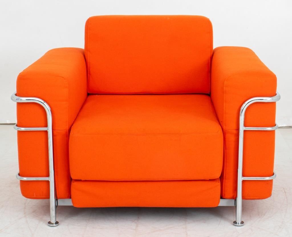 Fauteuil tapissé orange vif Le Corbusier Model LC2 Style, structure en métal chromé, étiquette 