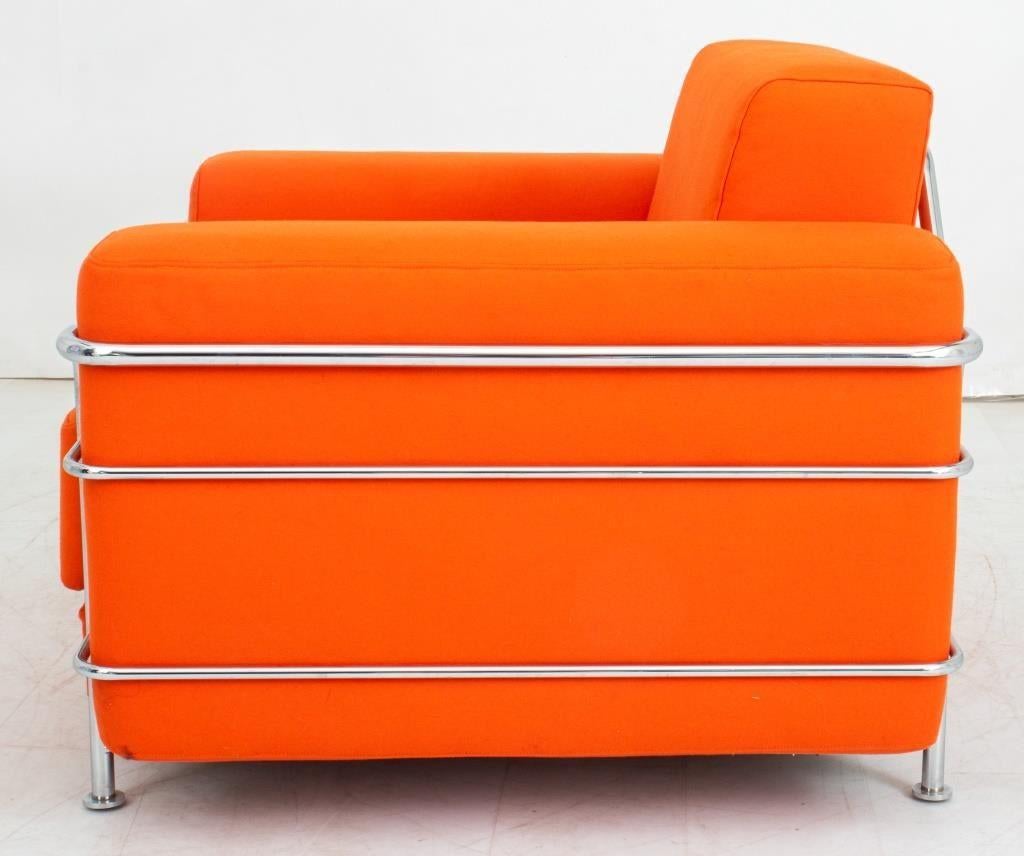 Chaise tapissée orange de style LC2 Le Corbusier en vente 1