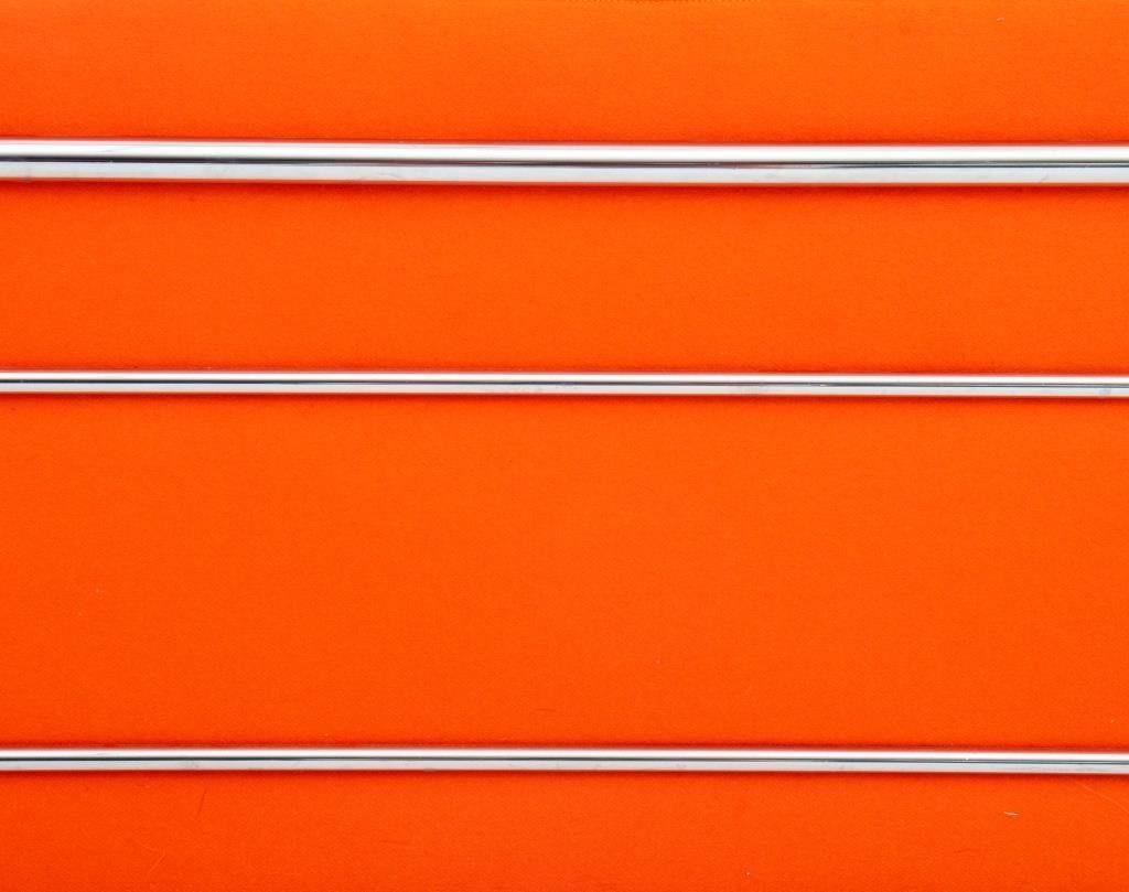Chaise tapissée orange de style LC2 Le Corbusier en vente 2