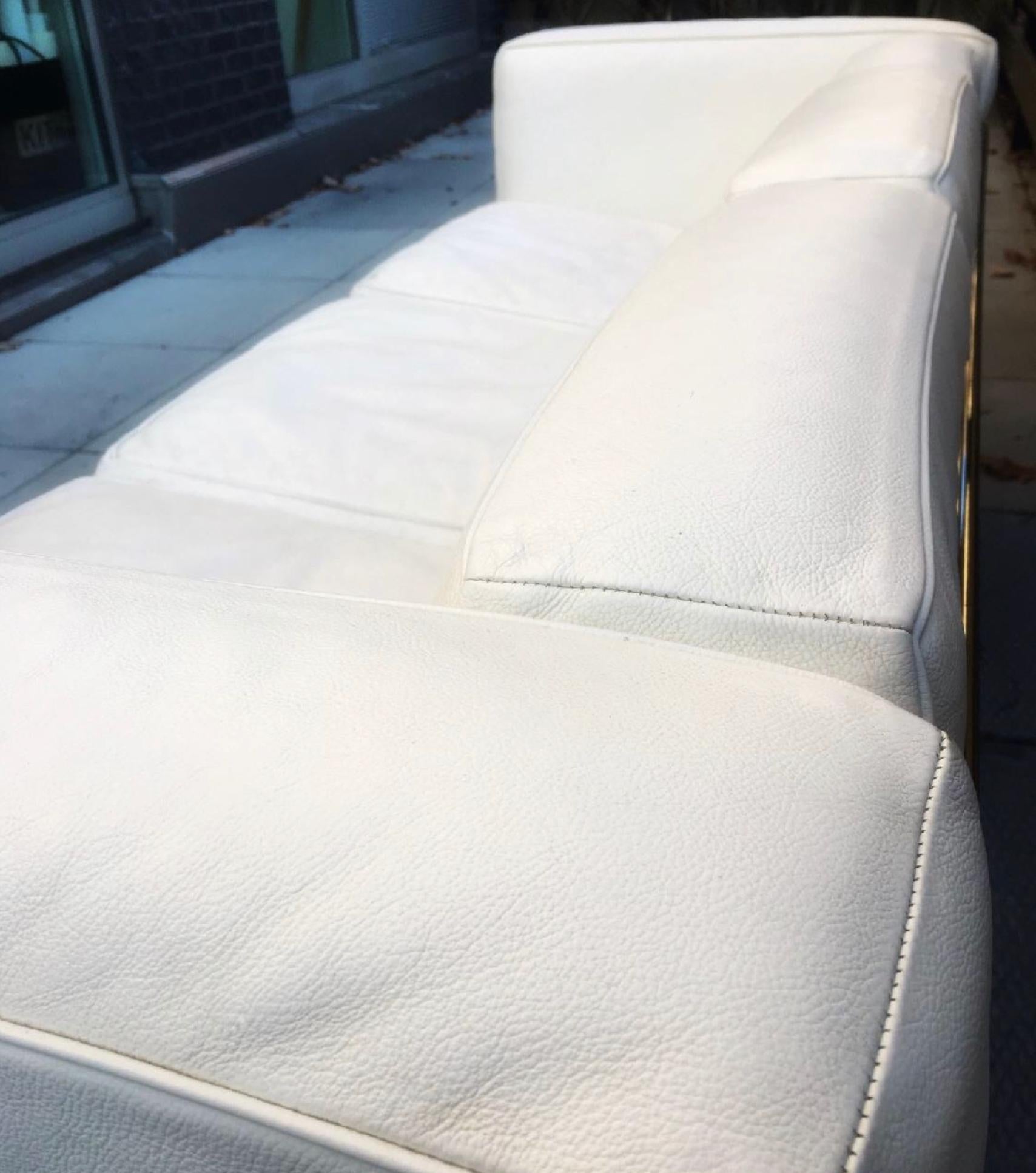LC2 Divani 3 posti - Fauteuil Grand Confort three-seat sofas with polished chrome. Separate cushions upholstered in ivory cream top-grade leather. The LC2 is a timeless model, which has made design history. Designed in 1928 and exhibited at the