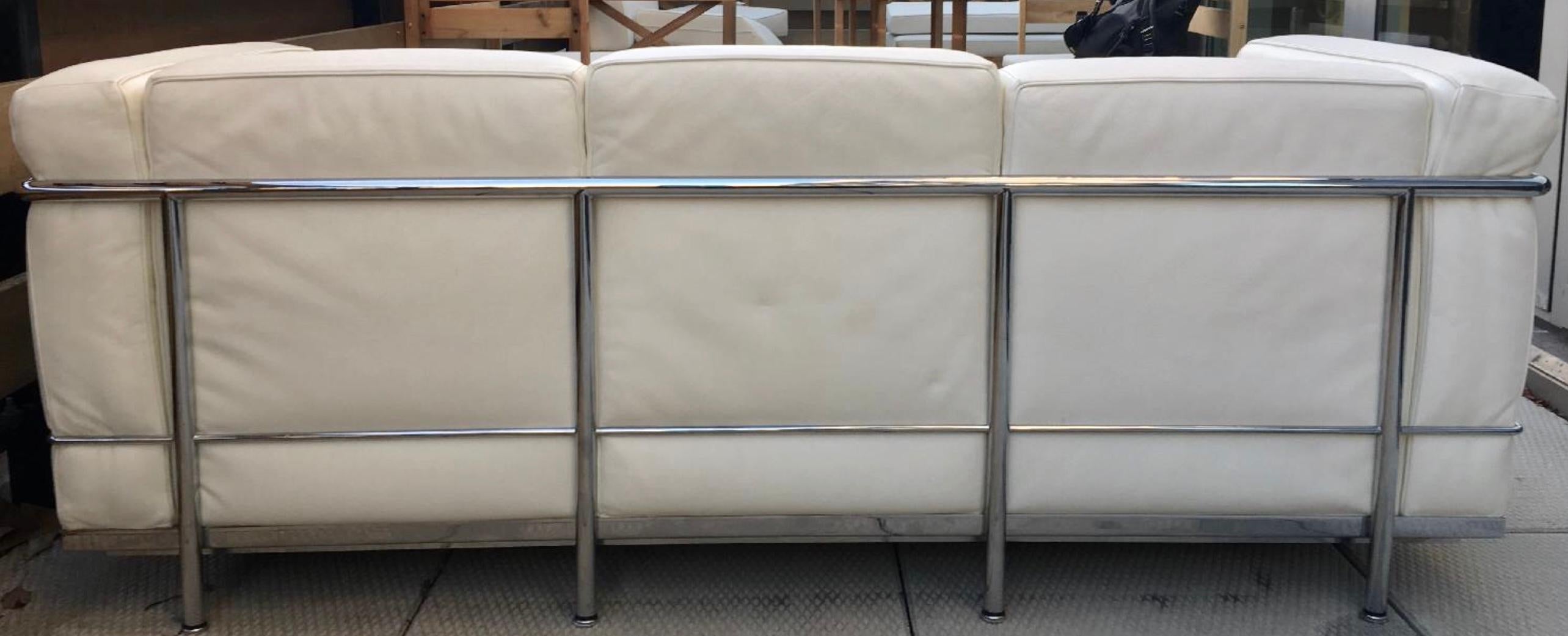 Mid-Century Modern Le Corbusier LC2 Three-Seat Sofa in Ivory Leather, Chrome, Cassina, Minimalism