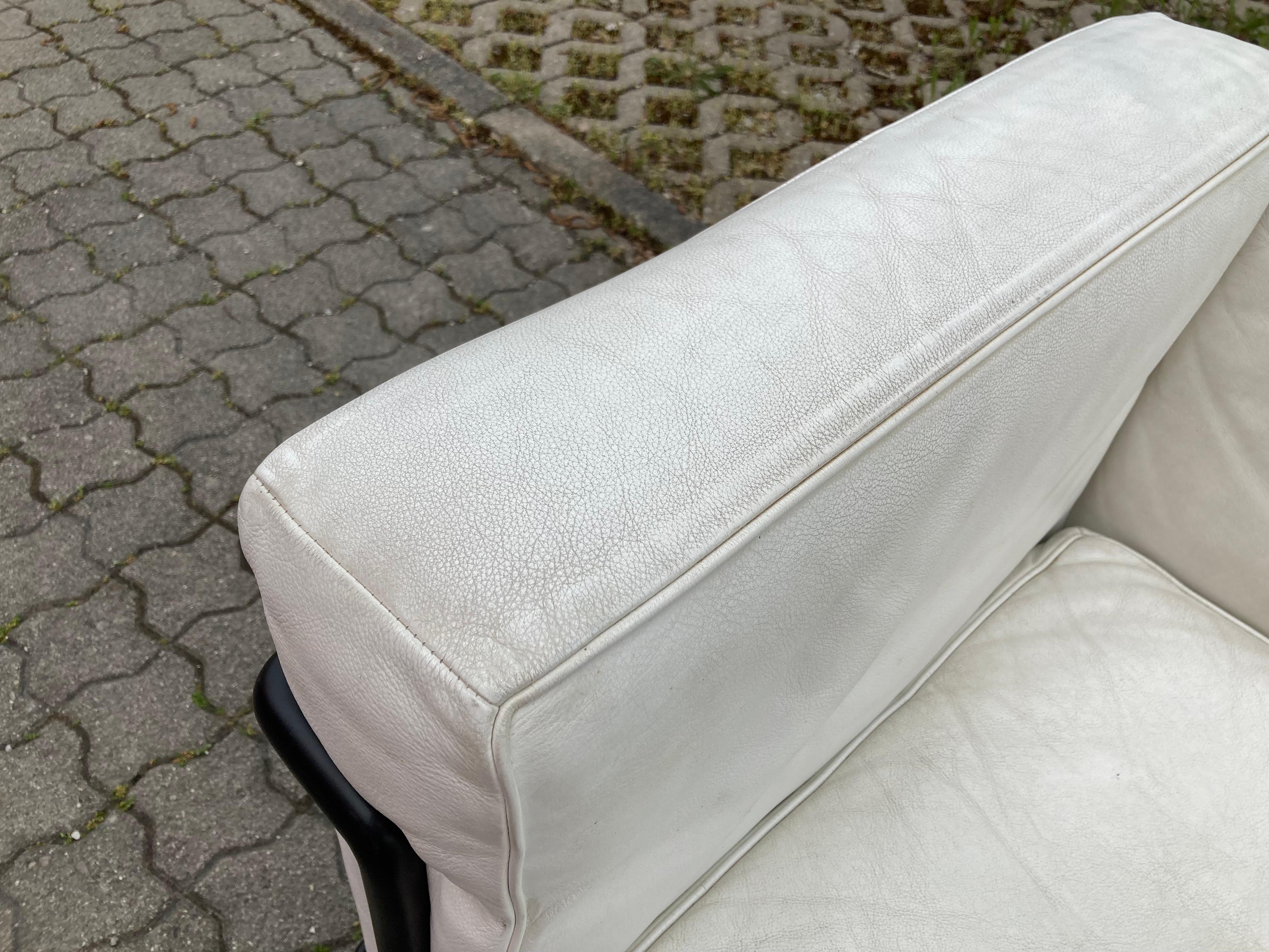 Le Corbusier LC2 Vintage White Leather Sofa by Cassina For Sale 2