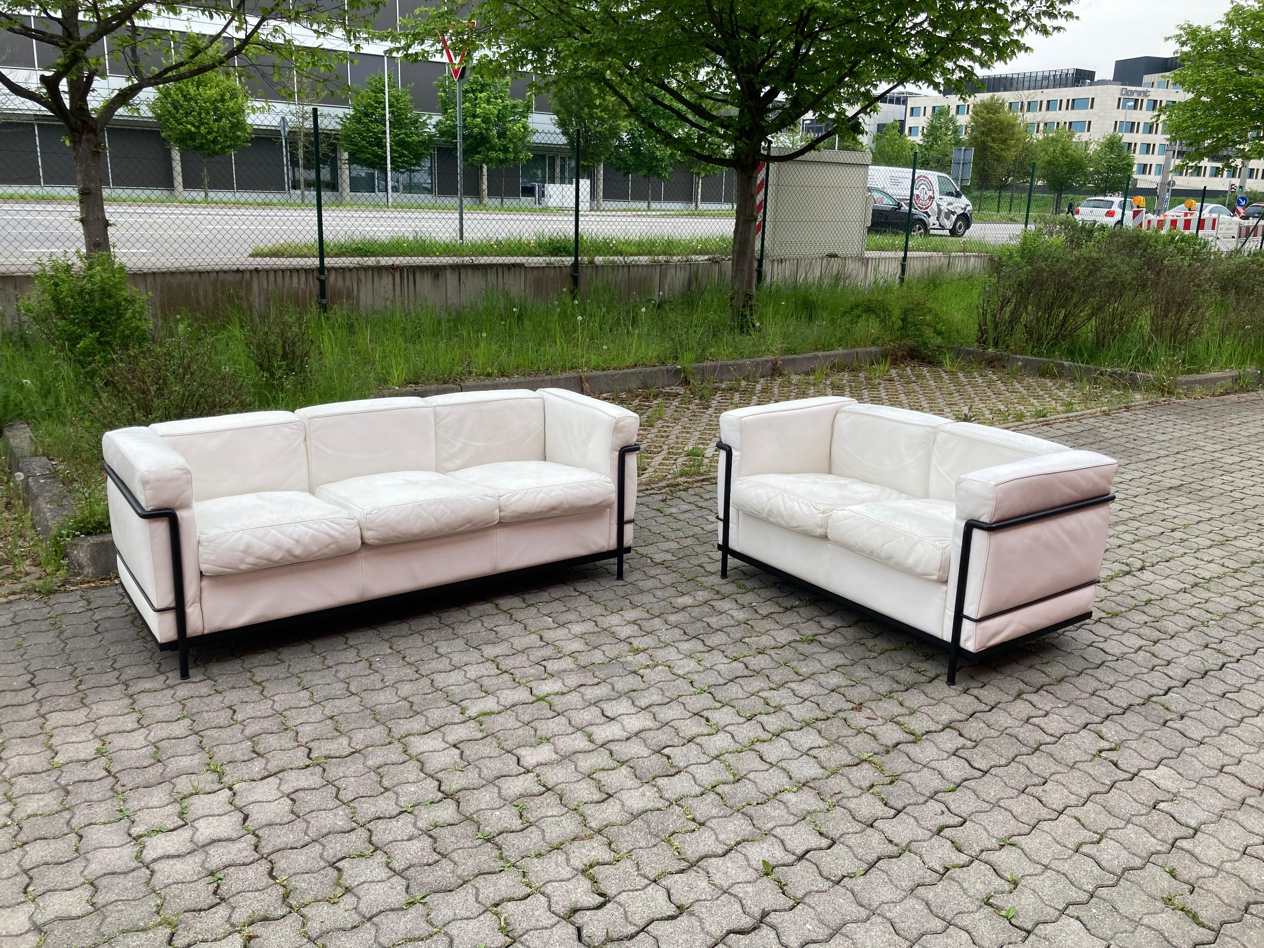 Le Corbusier LC2 Vintage White Leather Sofa by Cassina For Sale 3