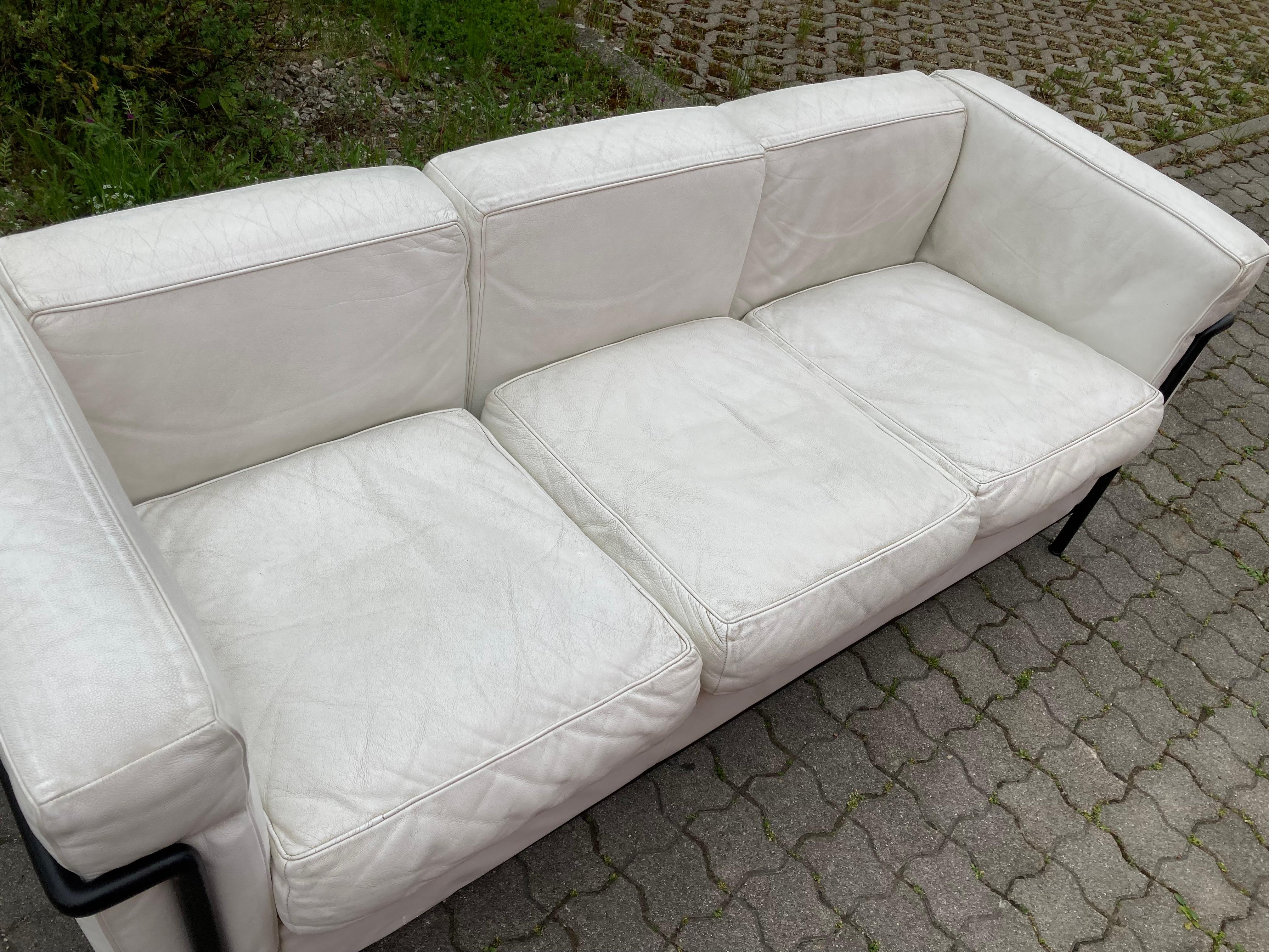 Le Corbusier LC2 Vintage Weißes Sofa aus weißem Leder von Cassina (Bauhaus) im Angebot