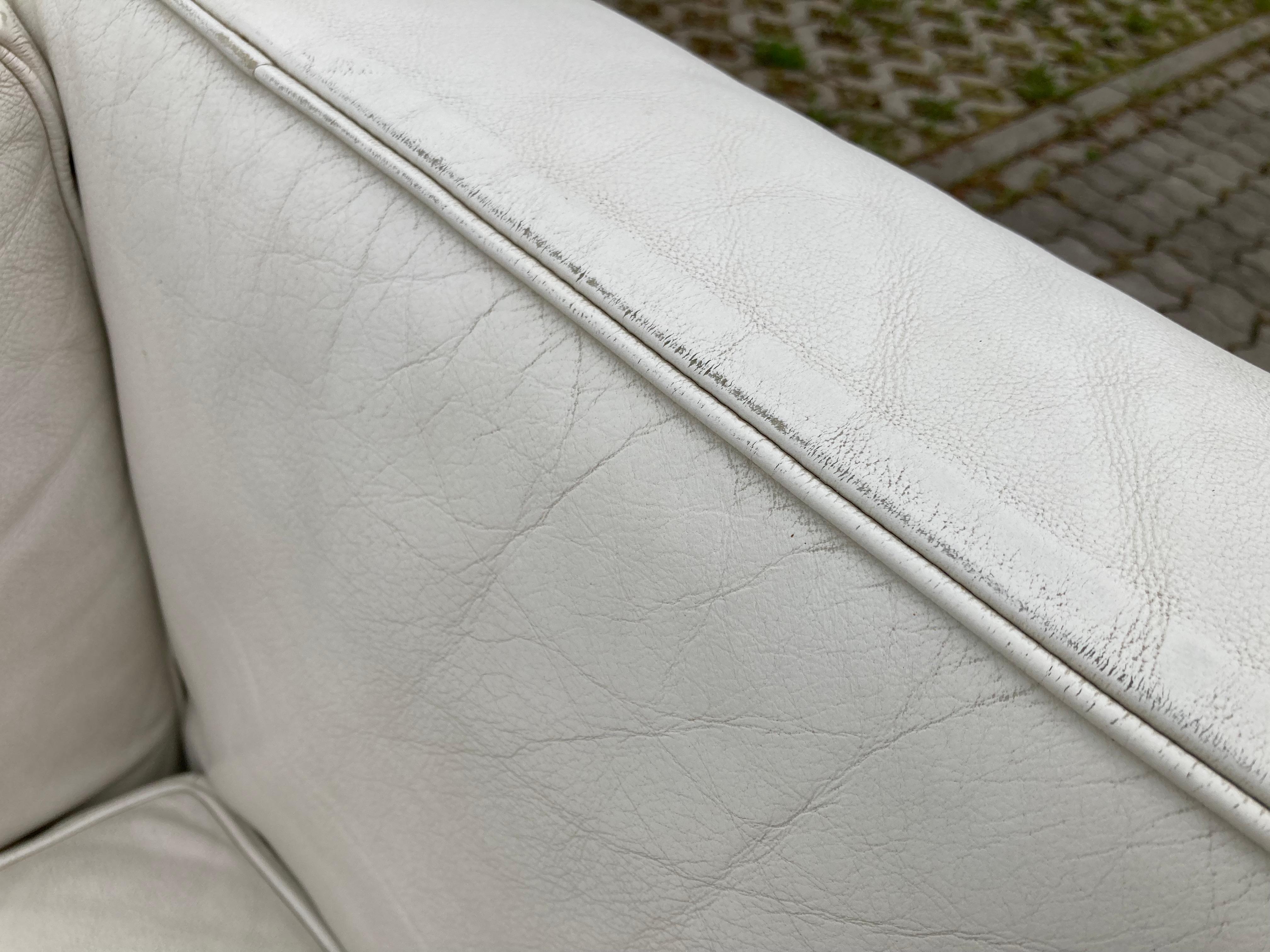 Le Corbusier LC2 Vintage White Leather Sofa by Cassina In Good Condition For Sale In Munich, Bavaria