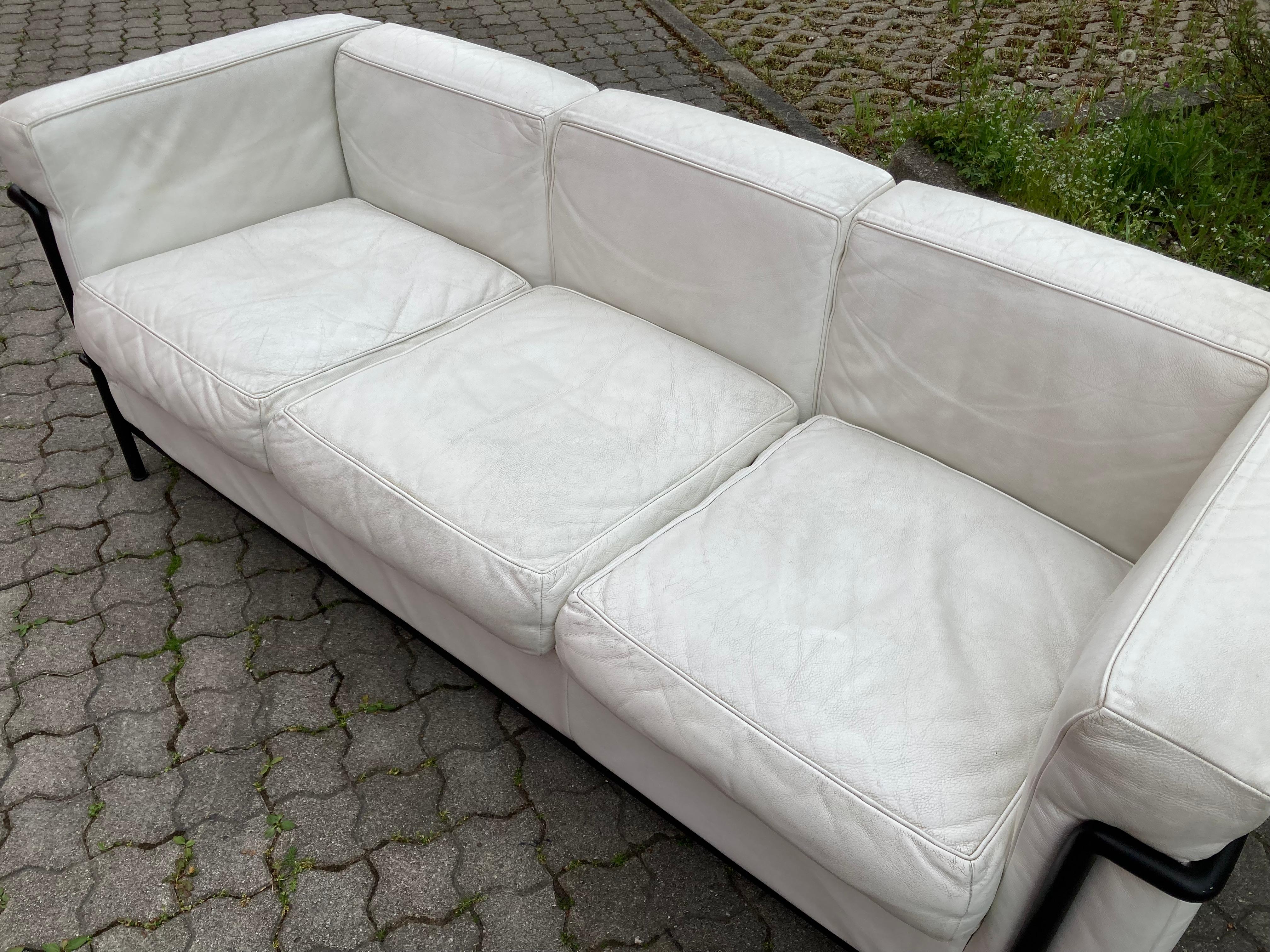 Le Corbusier LC2 Vintage White Leather Sofa by Cassina For Sale 1