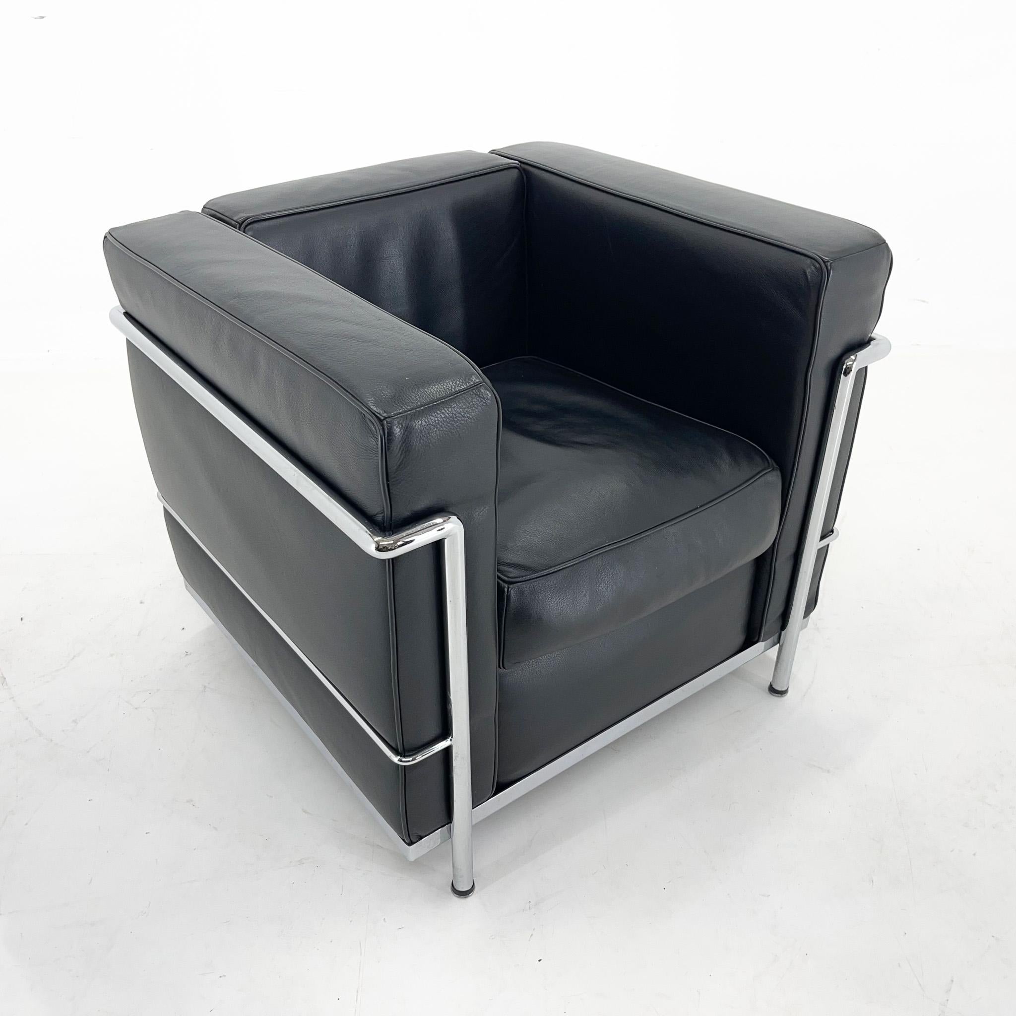 Armchair in black leather and chrome, made at the end of the 20th century. Based on the LC3 sofa designed by Le Corbusier, Pierre Jeanneret and Charlotte Perriand for Cassina. A fantastic combination of comfort and modern elegance.