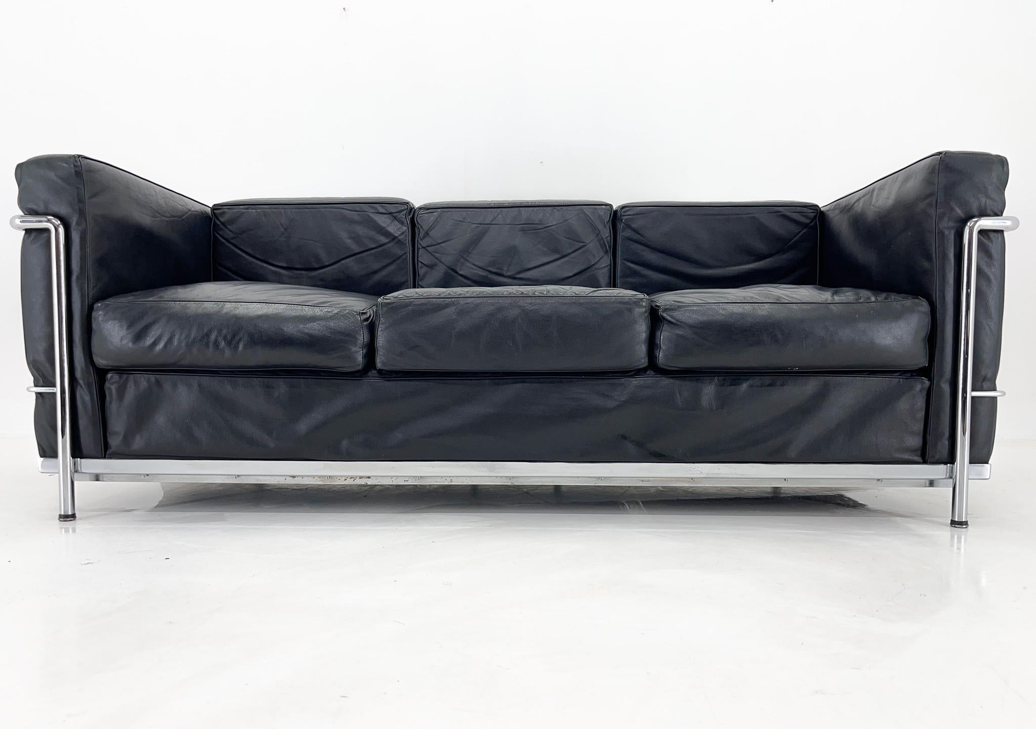 Three-seater sofa in black leather and chrome, made at the end of the 20th century. Based on the LC3 sofa designed by Le Corbusier, Pierre Jeanneret and Charlotte Perriand for Cassina. A fantastic combination of comfort and modern elegance.