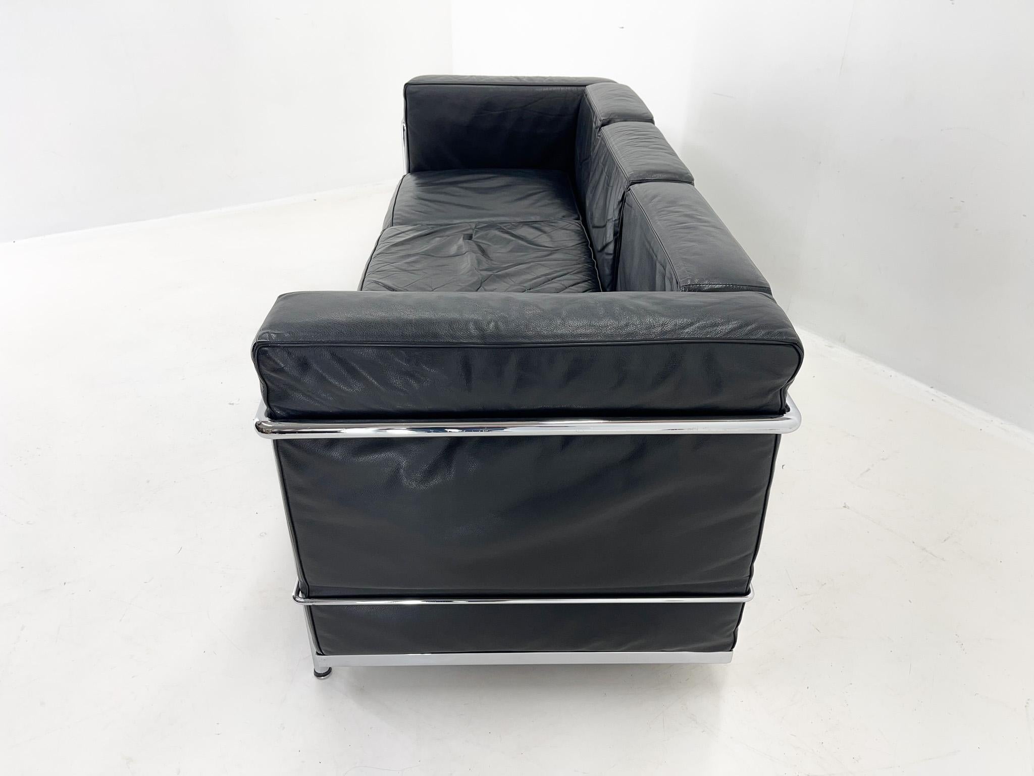 Le Corbusier LC3 Grand Comfort Style Black Leather & Chrome Three-Seat Sofa In Good Condition In Praha, CZ