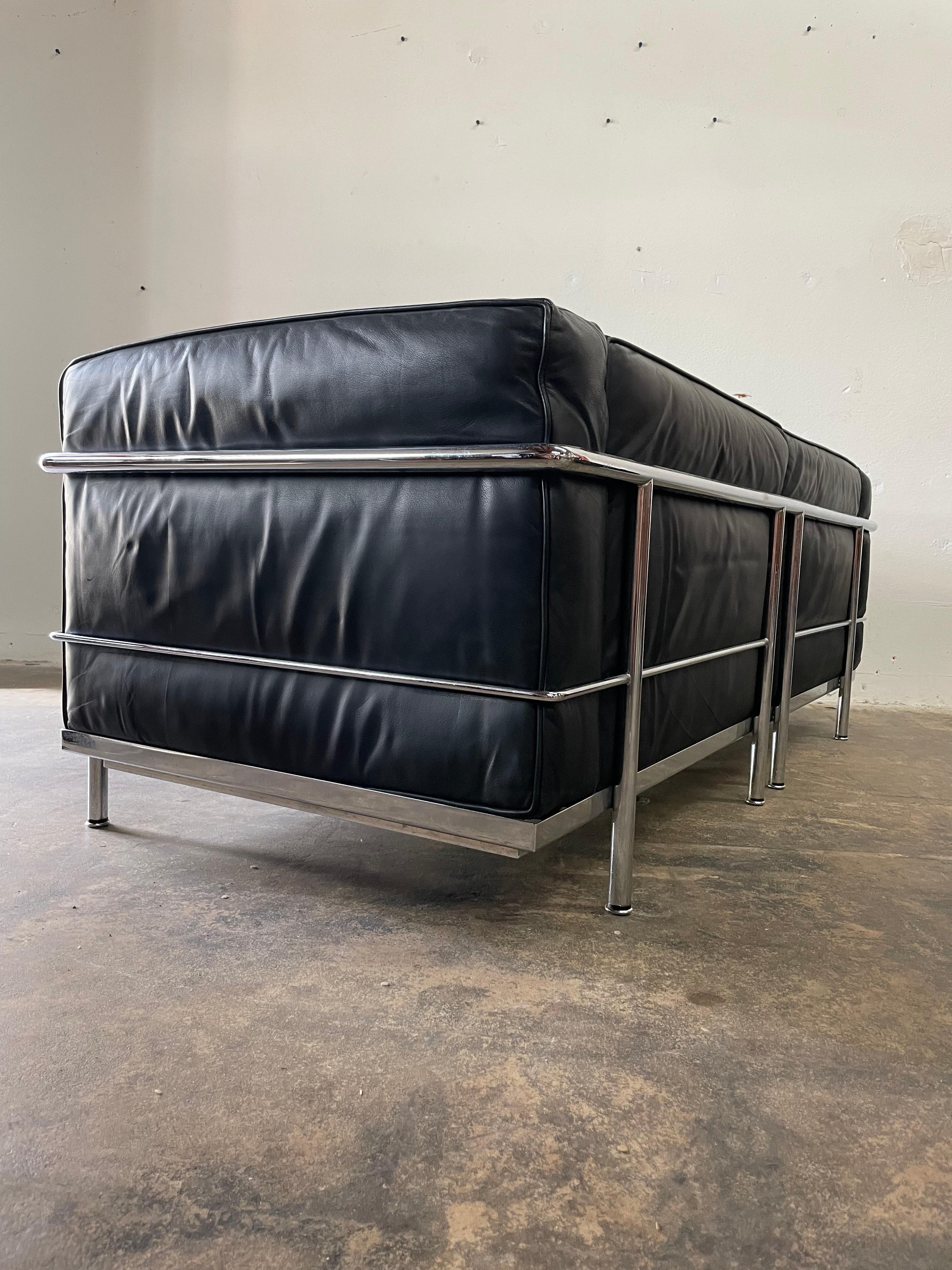 Le Corbusier LC3 Leather and Chrome Sofa For Sale 3