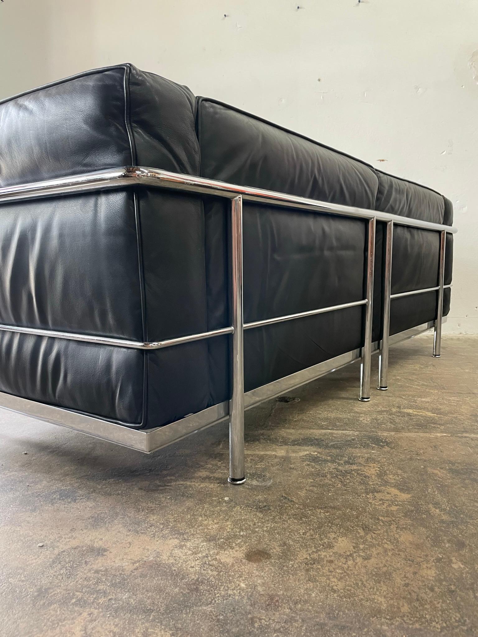 Le Corbusier LC3 Leather and Chrome Sofa For Sale 4