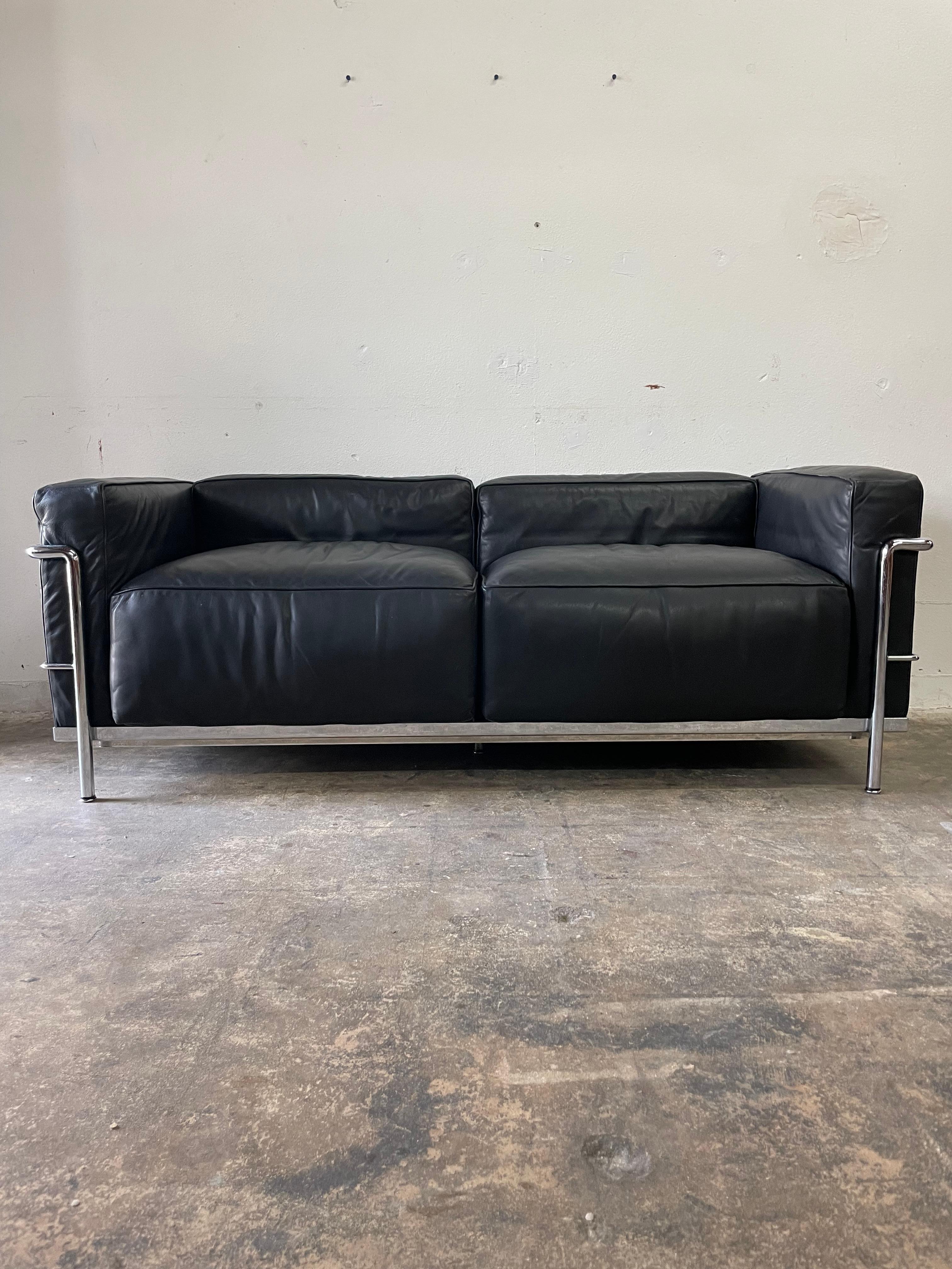 Authentique canapé LC2 en chrome et cuir noir conçu par Le Corbusier et Charlotte Perriand et produit par Cassina.
Cuir noir. Estampillé. Un peu de patine sur le cuir.
