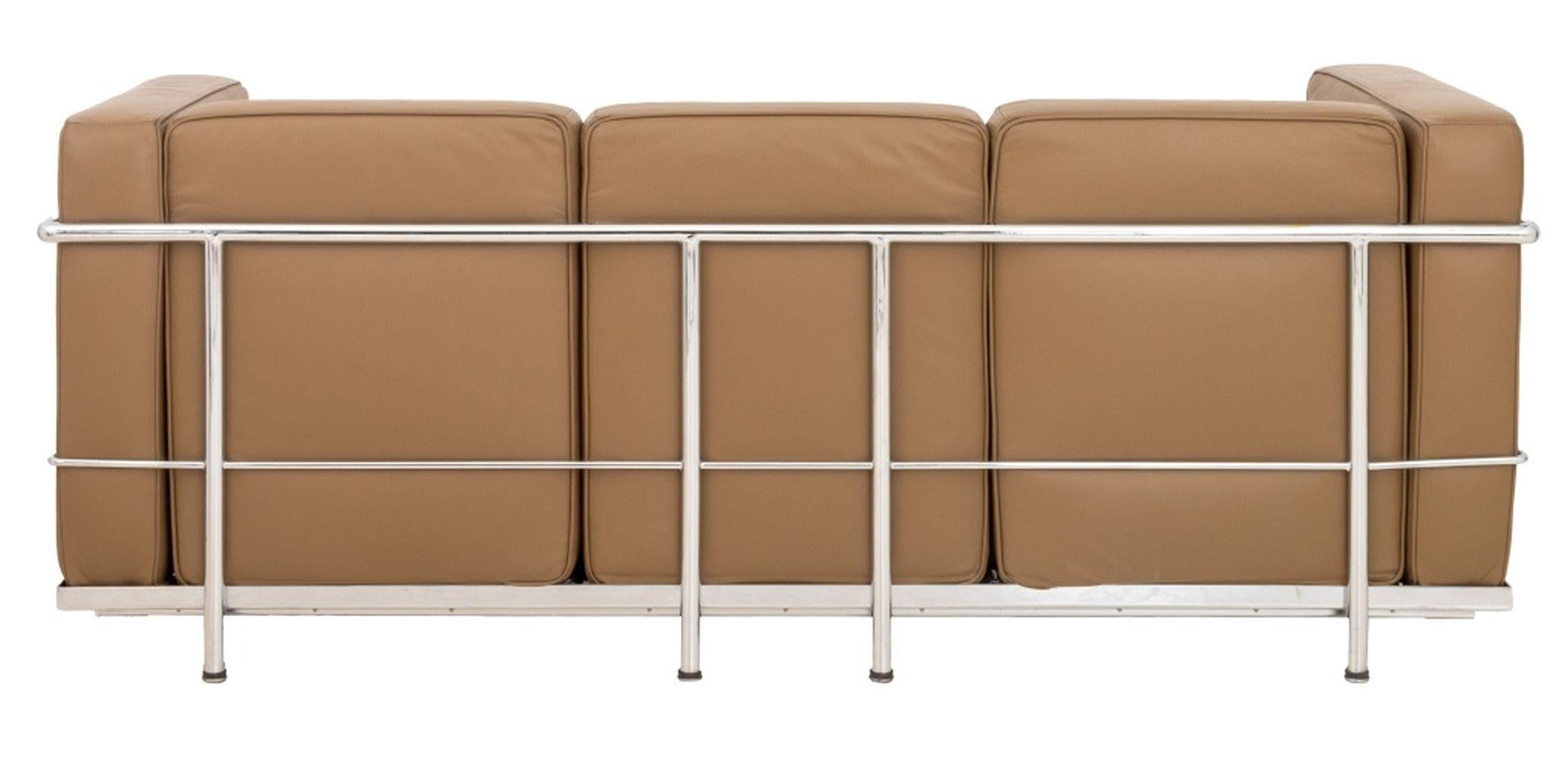 Sofá de piel y cromo estilo Le Corbusier 