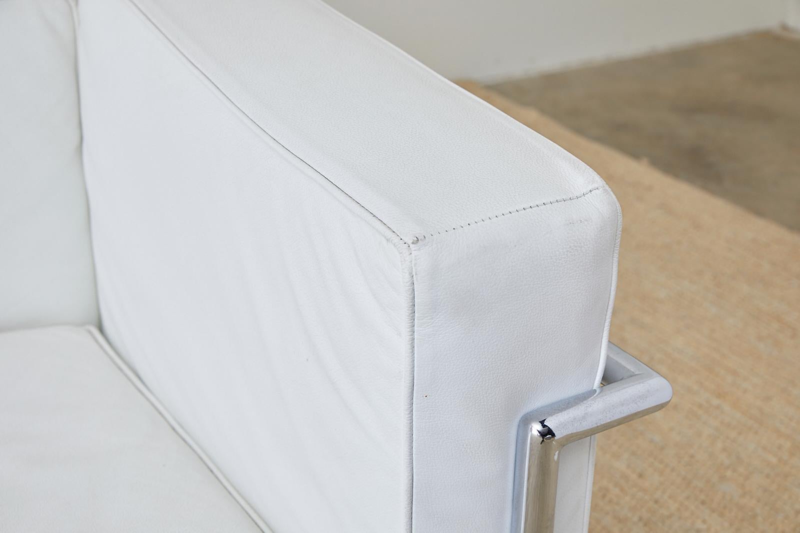 Sofa aus weißem Leder und Chrom im LC3-Stil von Le Corbusier 4