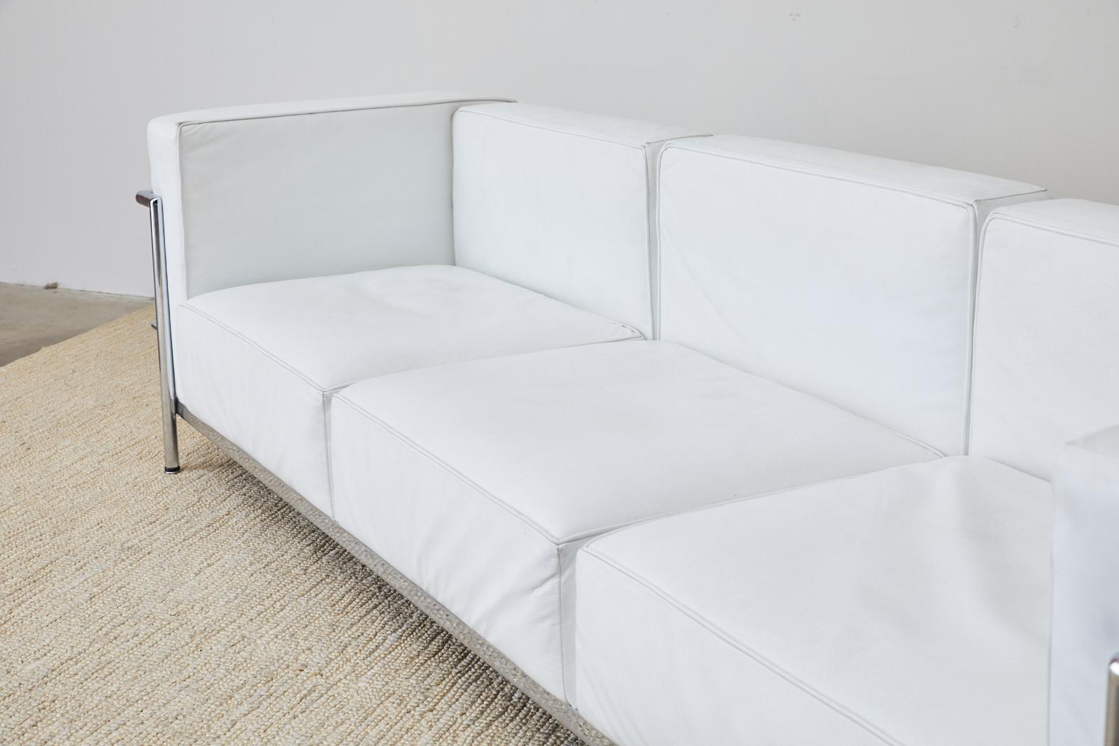 Sofa aus weißem Leder und Chrom im LC3-Stil von Le Corbusier 7