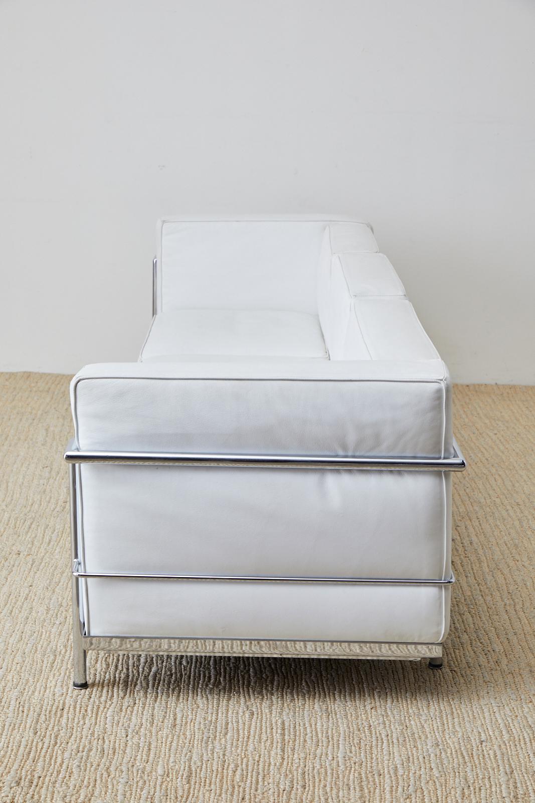 Sofa aus weißem Leder und Chrom im LC3-Stil von Le Corbusier 9