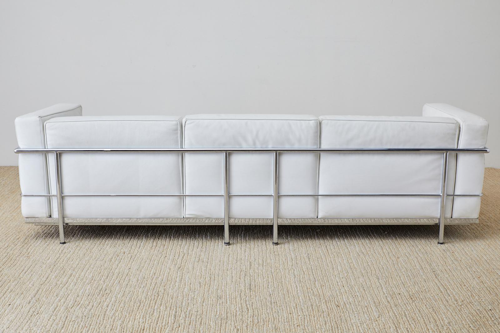 Sofa aus weißem Leder und Chrom im LC3-Stil von Le Corbusier 11