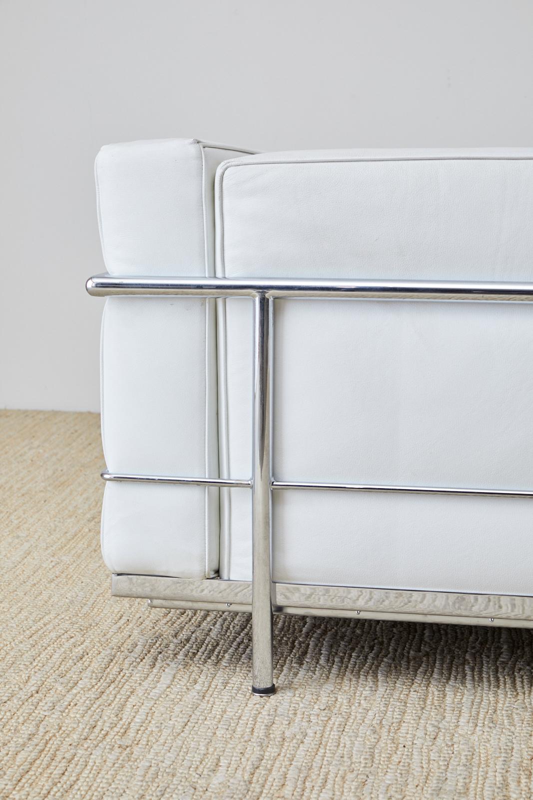 Sofa aus weißem Leder und Chrom im LC3-Stil von Le Corbusier 12