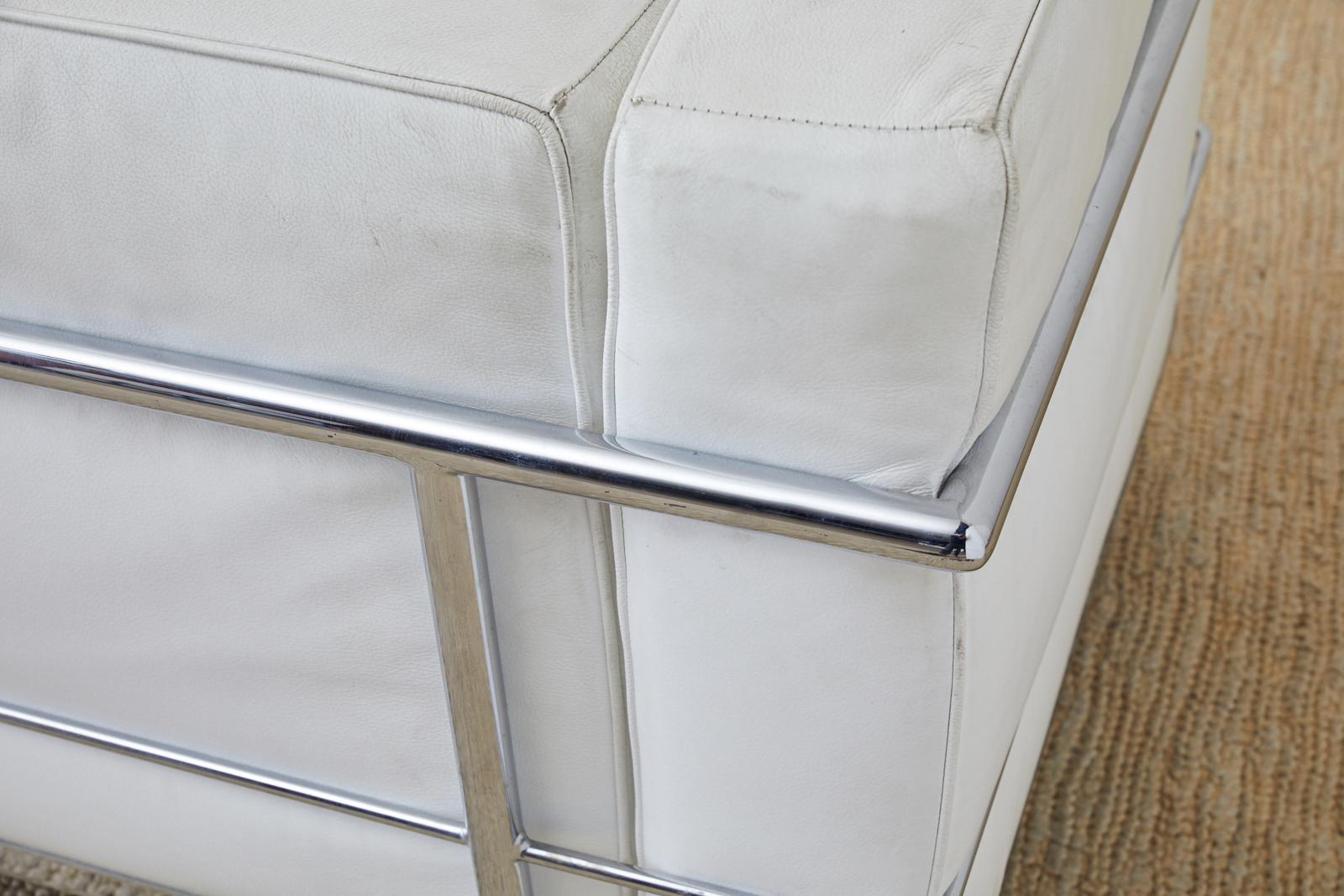 Sofa aus weißem Leder und Chrom im LC3-Stil von Le Corbusier 13