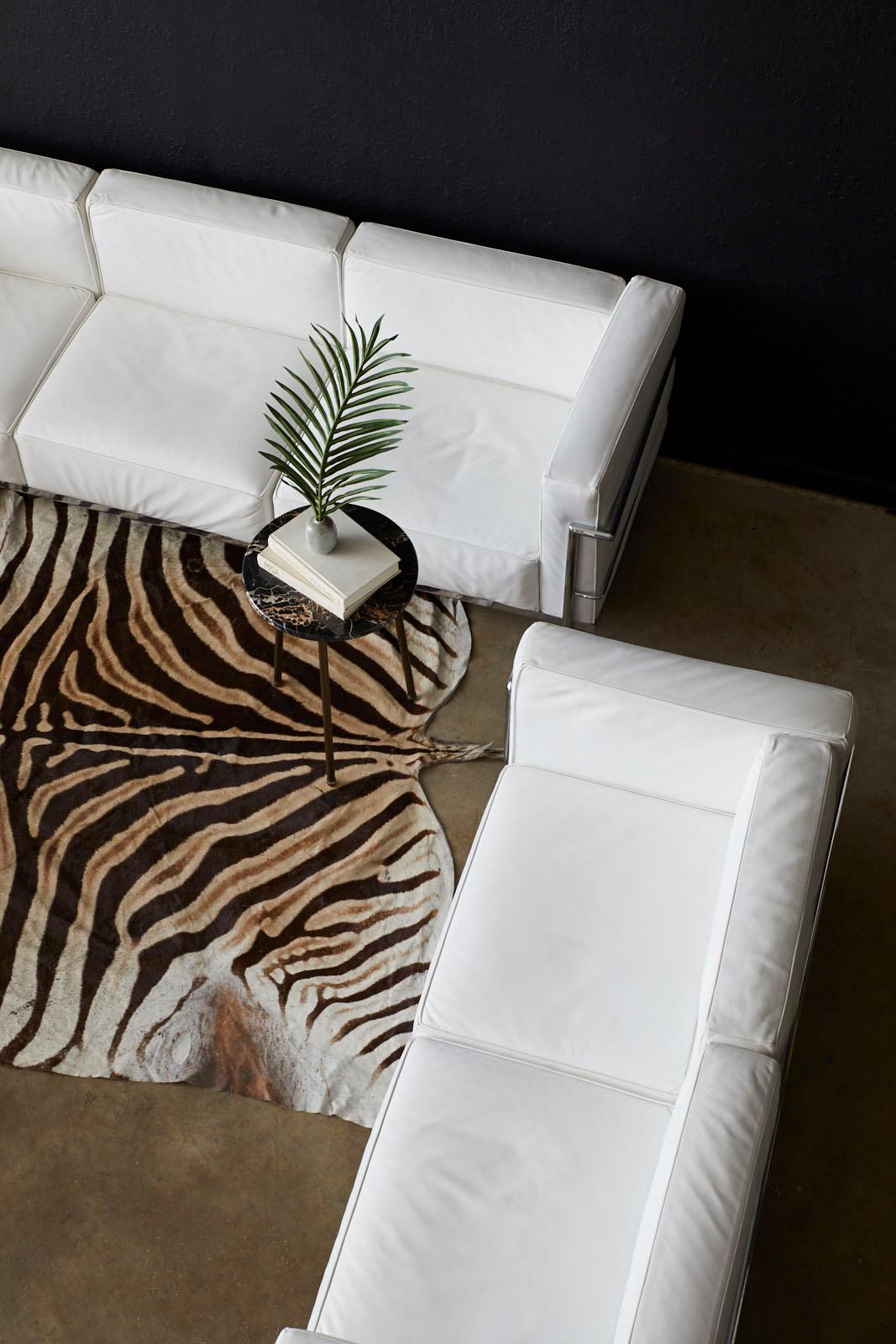 Außergewöhnliches LC3 Dreisitzer-Sofa aus weißem Leder und Chrom nach Le Corbusier von Mobelaris London, England. Großes Format mit einem ikonischen Profil und Design. Der Stuhl ist aus dickem, glänzendem Chrom gefertigt und mit großen Sitzkissen in