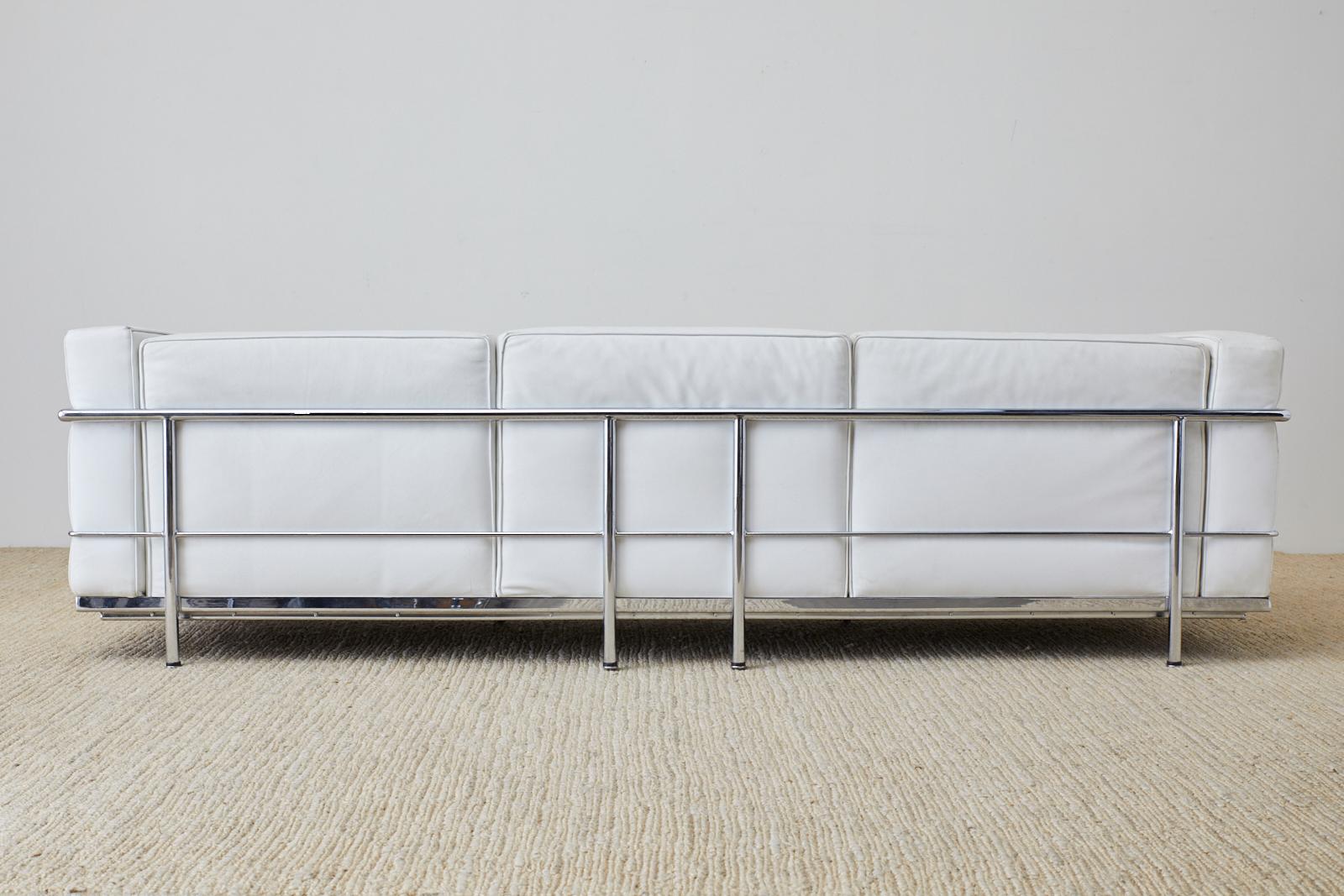 Sofa aus weißem Leder und Chrom im LC3-Stil von Le Corbusier 14