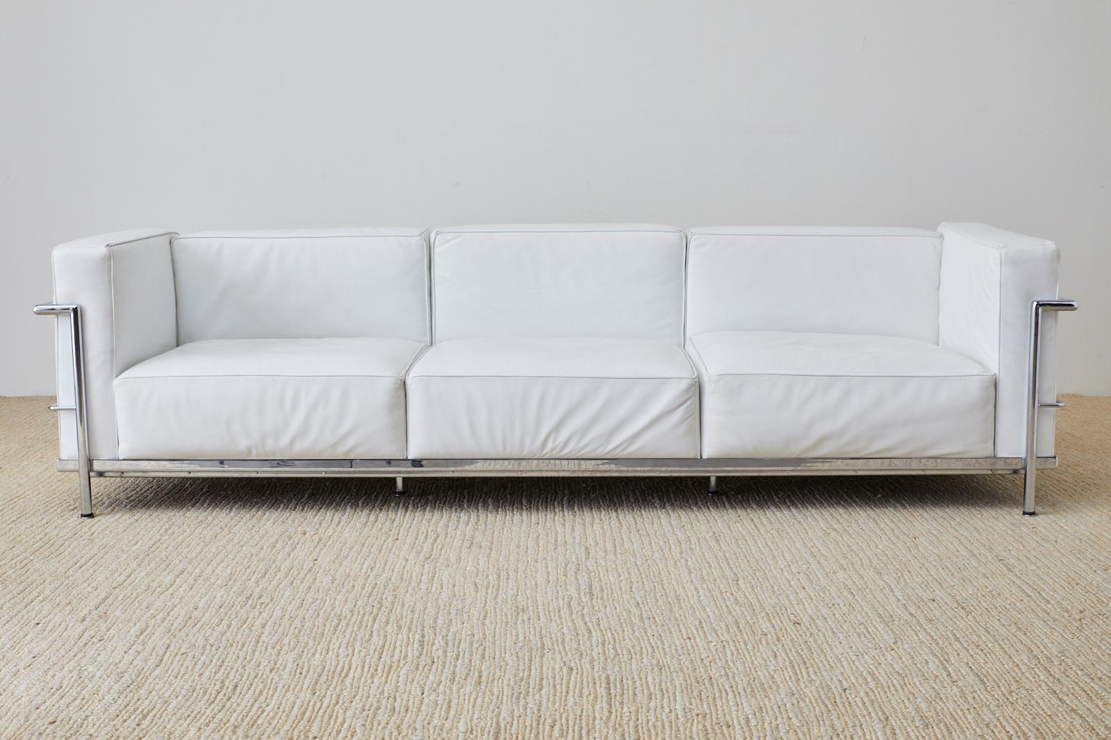 Sofa aus weißem Leder und Chrom im LC3-Stil von Le Corbusier (Moderne der Mitte des Jahrhunderts)