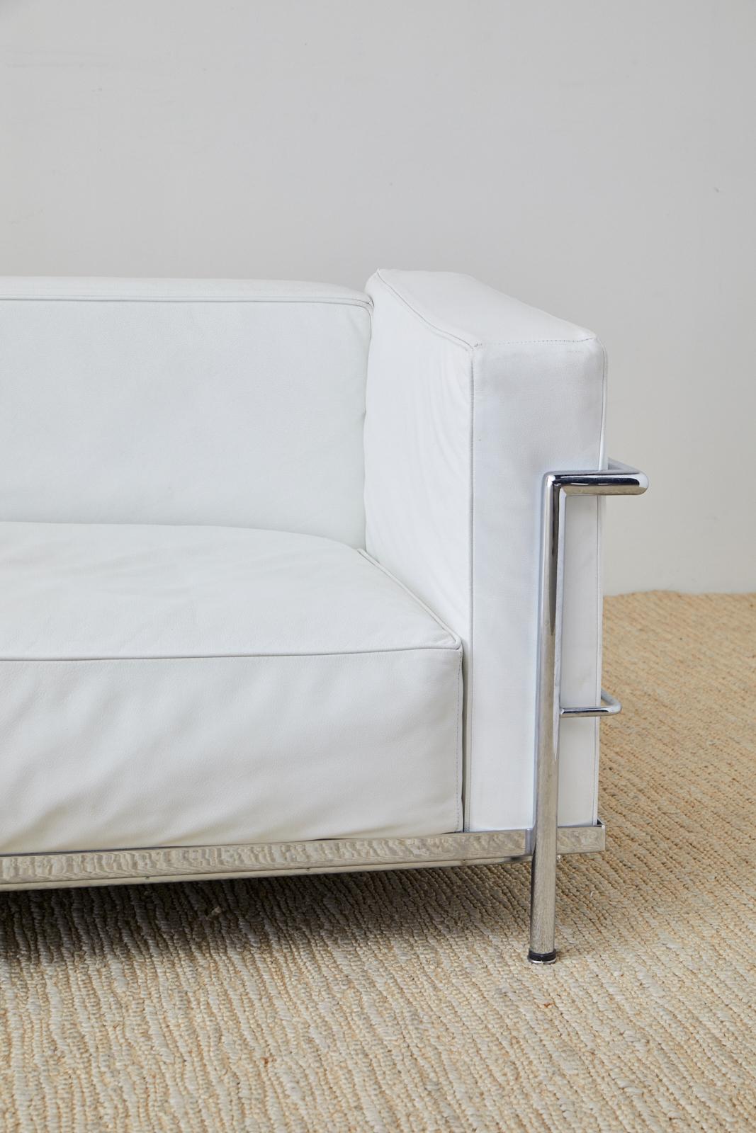 Sofa aus weißem Leder und Chrom im LC3-Stil von Le Corbusier (amerikanisch)