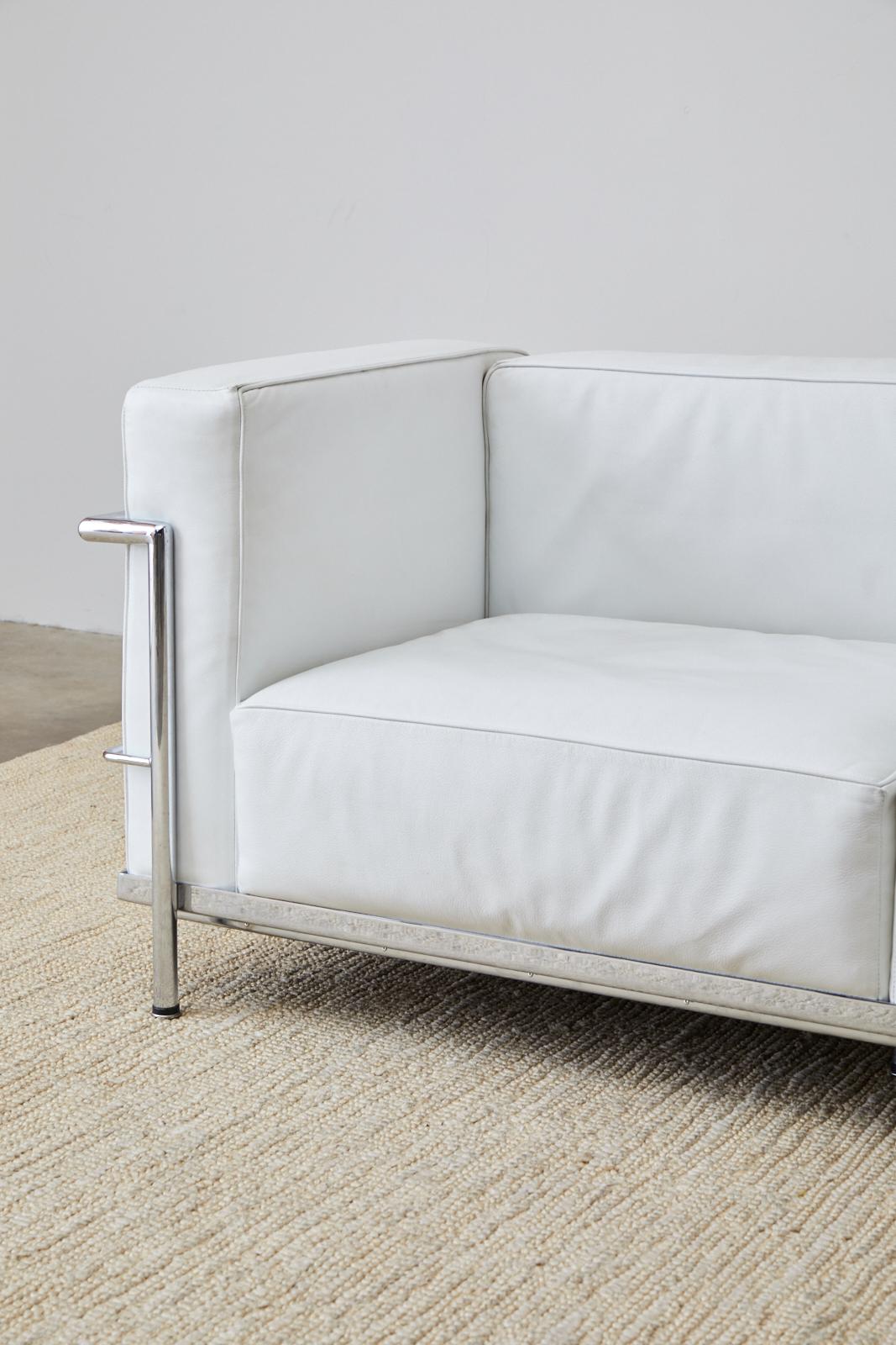 Sofa aus weißem Leder und Chrom im LC3-Stil von Le Corbusier im Zustand „Gut“ in Rio Vista, CA