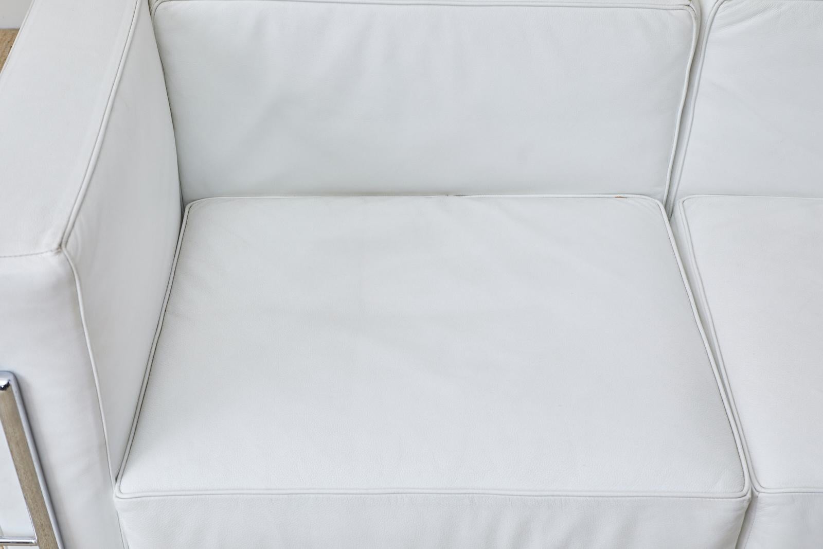 Sofa aus weißem Leder und Chrom im LC3-Stil von Le Corbusier 1