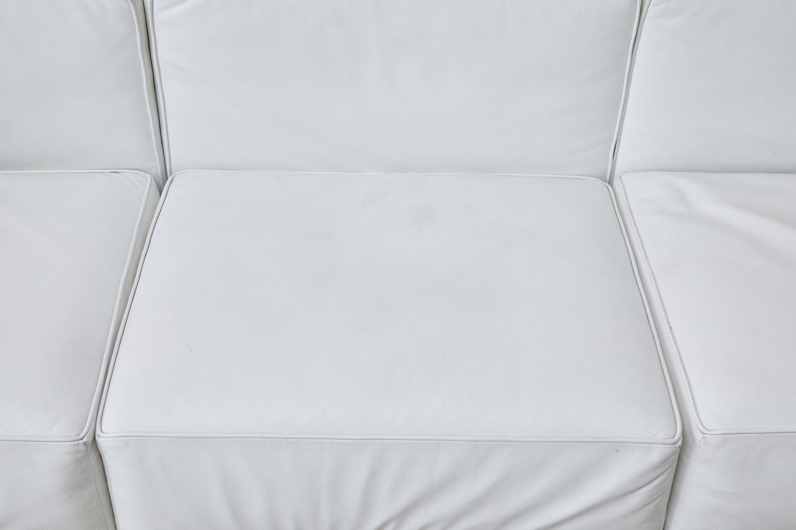 Le Corbusier LC3 Style White Leather and Chrome Sofa In Good Condition In Rio Vista, CA