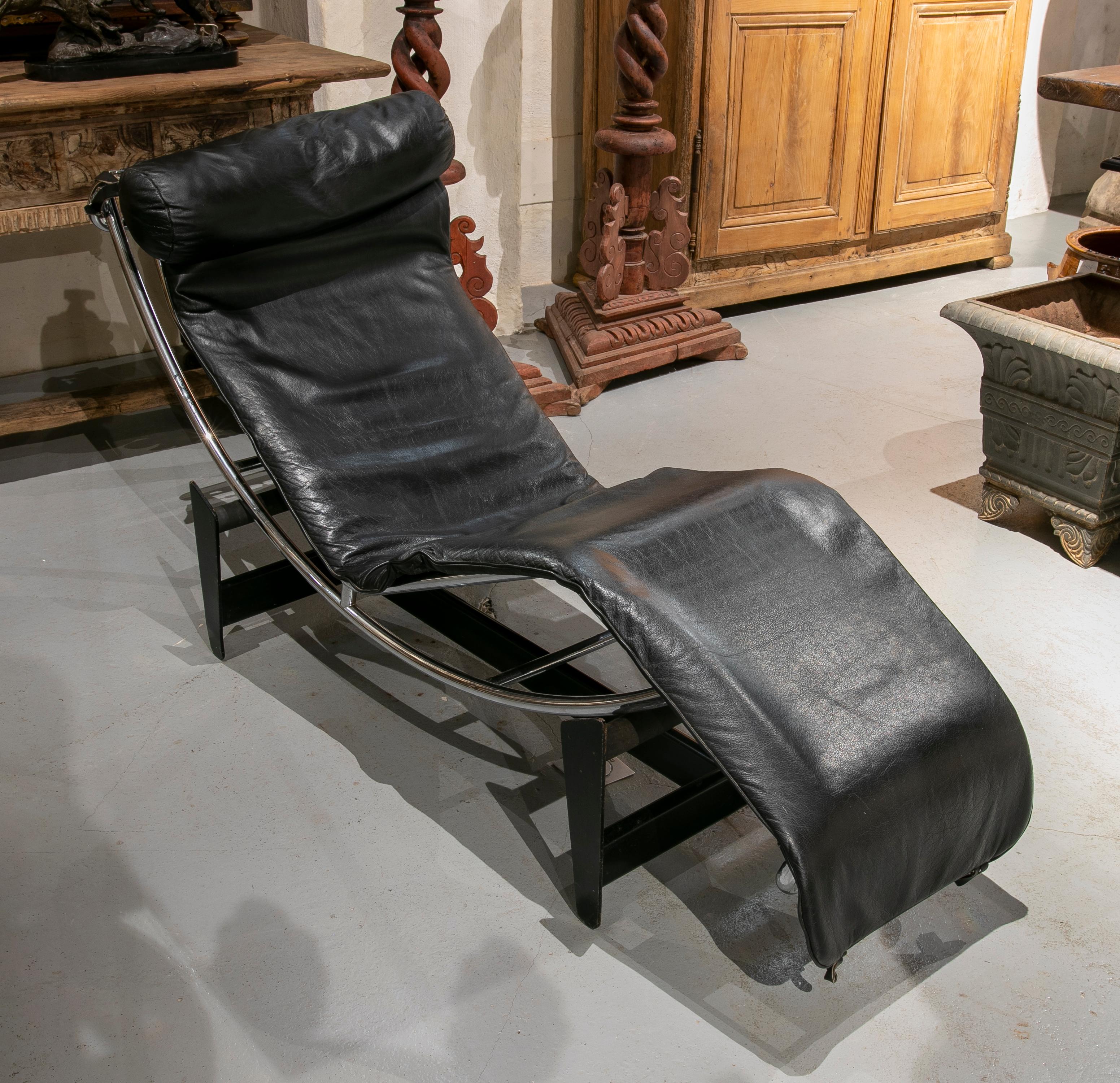 Le Corbusier LC4 Black Leather Chaise Chaise Longue by Cassina.