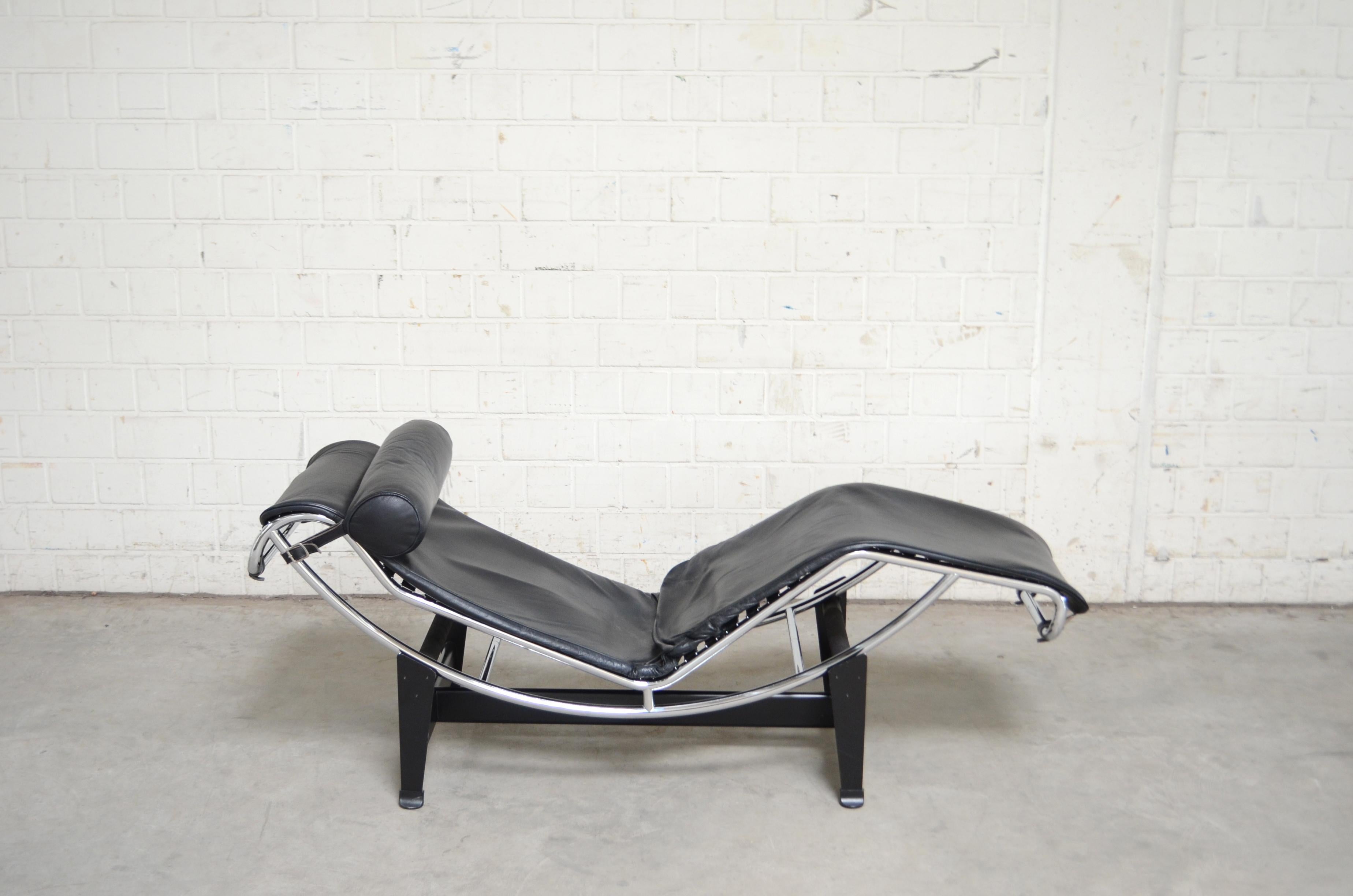 This LC4 chaise longue in black leather was designed by Le Corbusier/ Pierre Jeanneret/ Charlotte Perriand and produced by Cassina.
It features the classic chrome steel frame and a black industrial base.
Good condition.