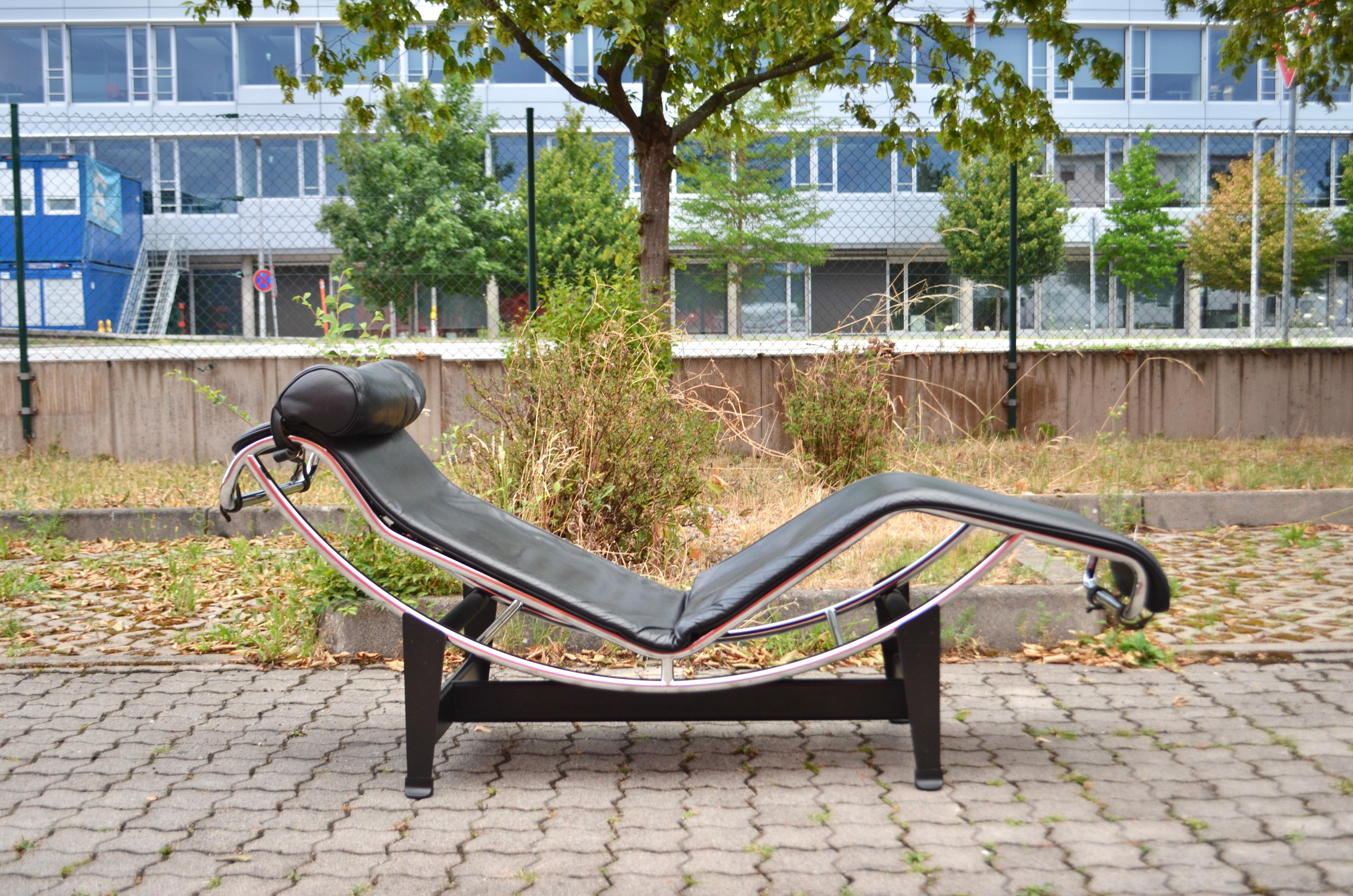 This LC4 chaise longue in black leather was designed by Le Corbusier/ Pierre Jeanneret/ Charlotte Perriand and produced by Cassina.
It features the classic chrome steel frame and a black industrial base.
The leather is in good condition.
The seat is