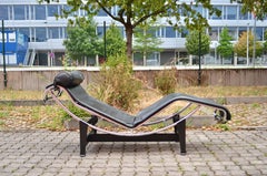 Le Corbusier LC4 Chaise en cuir noir Chaiselongue by Cassina
