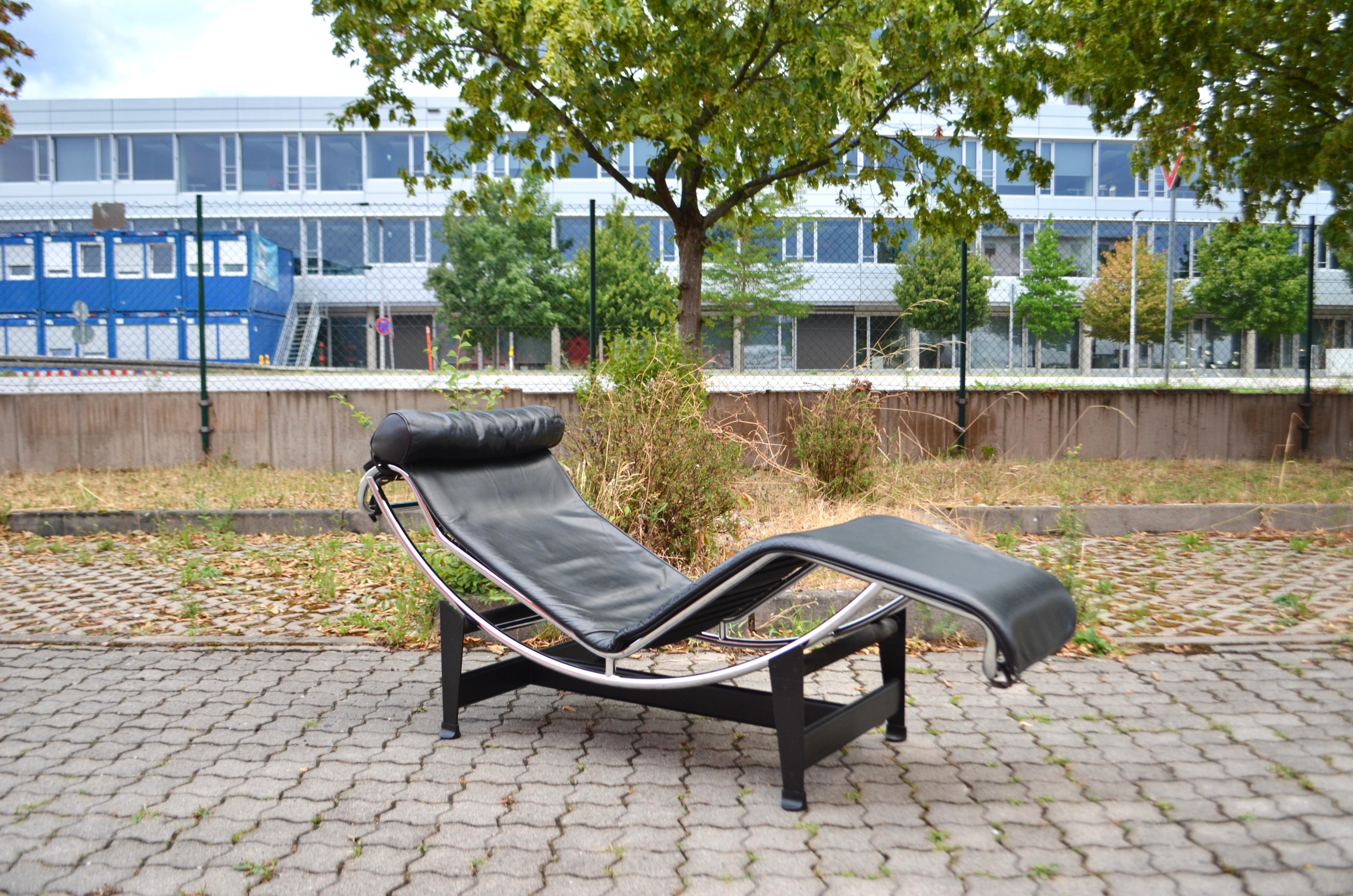 Le Corbusier LC4 Black Leather Chaise Chaiselongue by Cassina In Good Condition For Sale In Munich, Bavaria