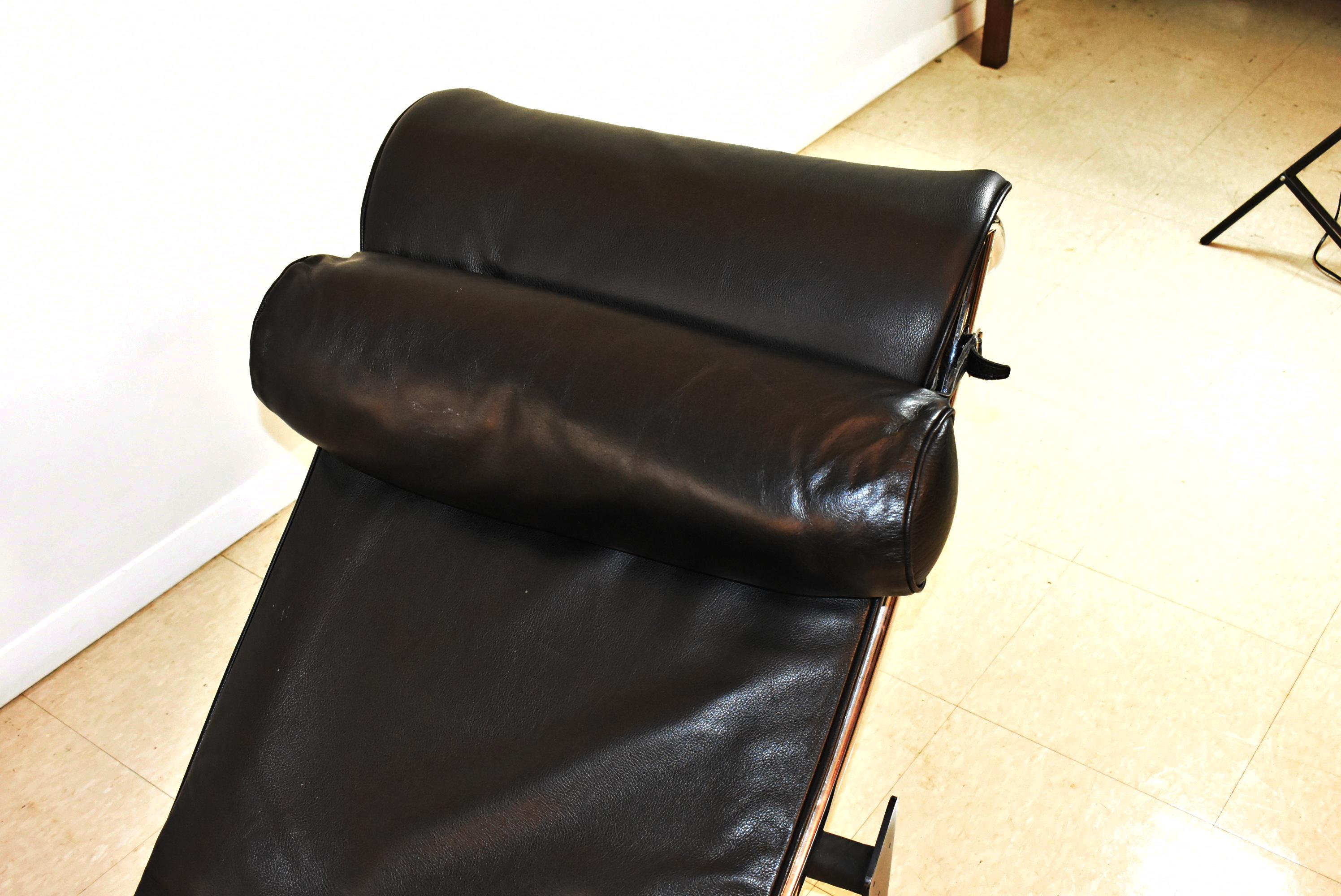 Modern Le Corbusier LC4 Black Leather Chaise Lounge Chair By Cassina