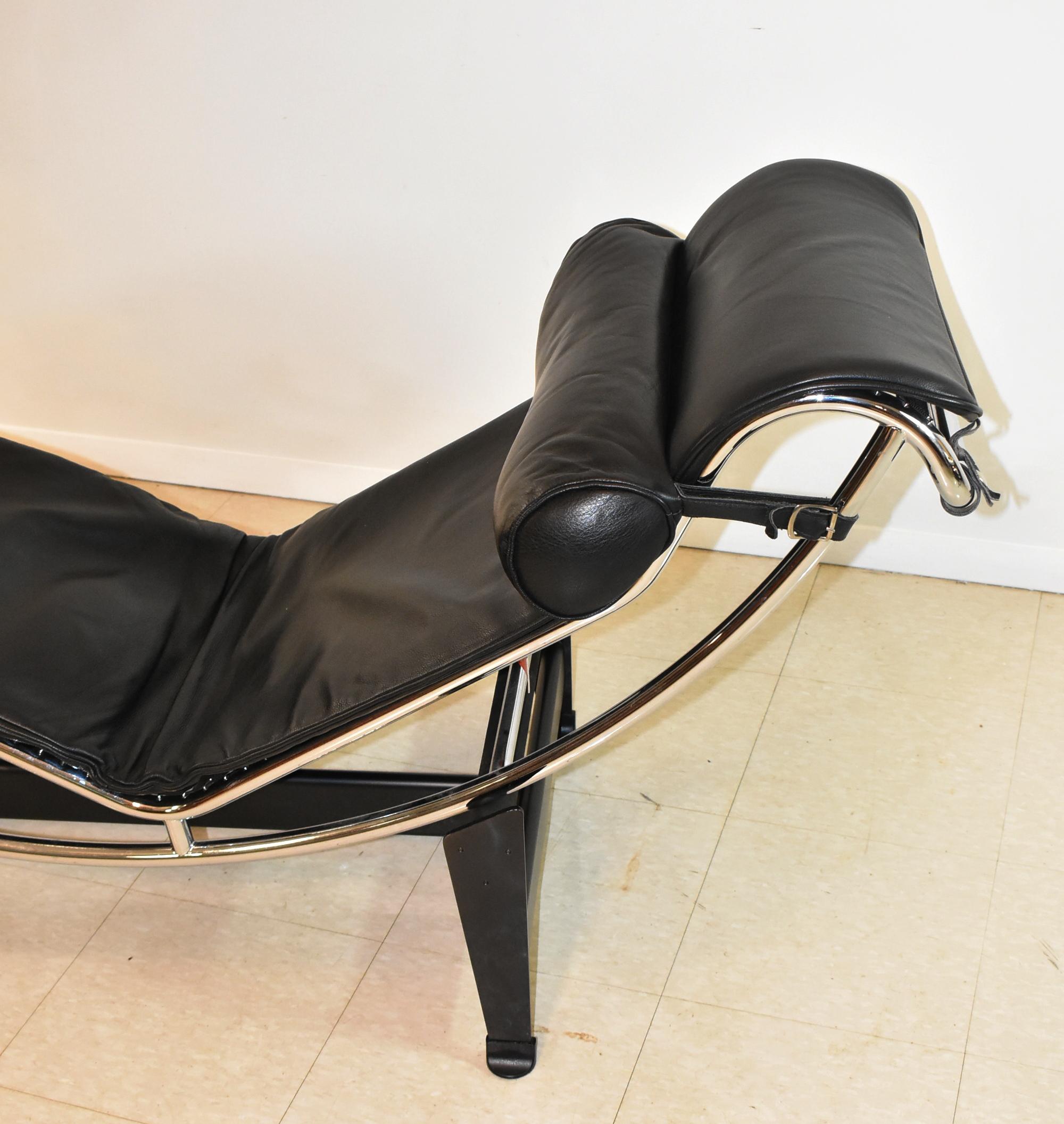Le Corbusier LC4 Black Leather Chaise Lounge Chair By Cassina In Good Condition In Toledo, OH